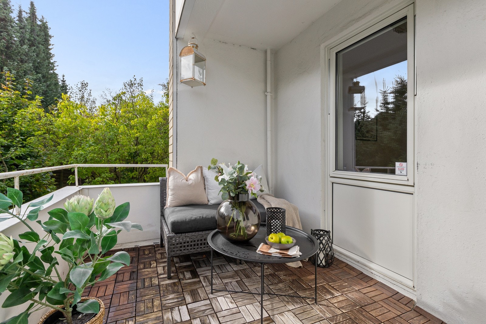 Det er god plass til både grill og utemøblement. Galleribilde