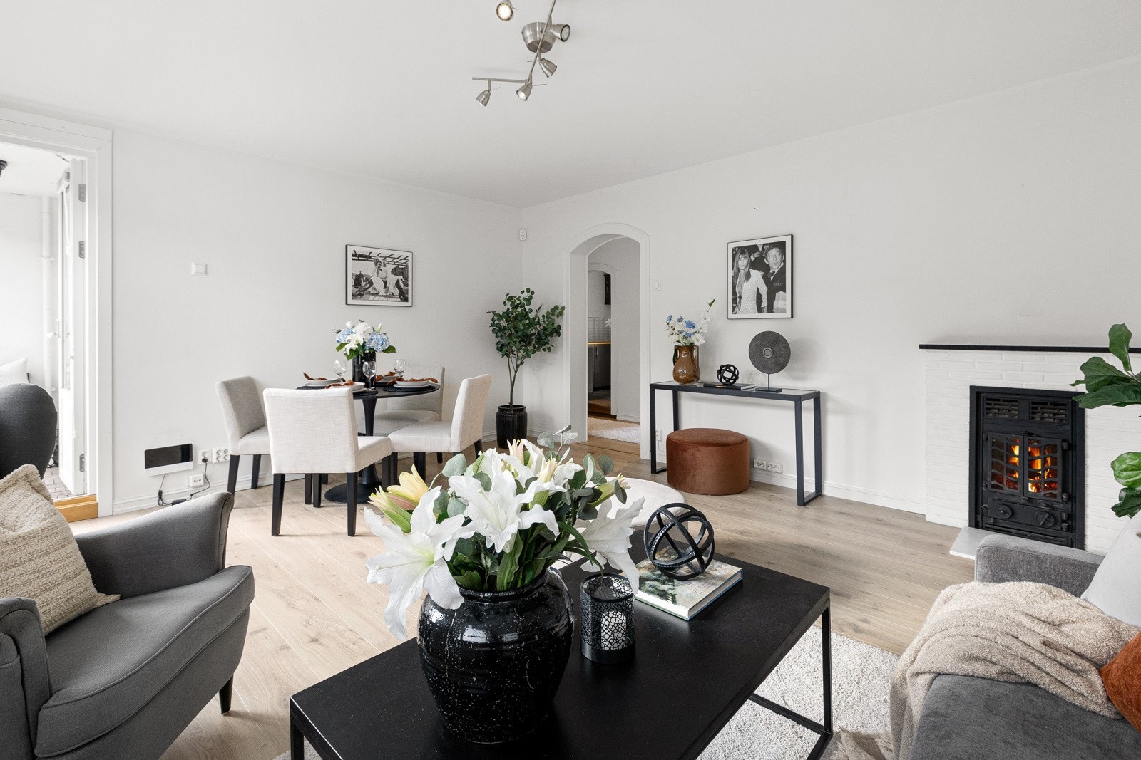 På gulvet er det laminatgulv og overflatene er lysmalte. Galleribilde