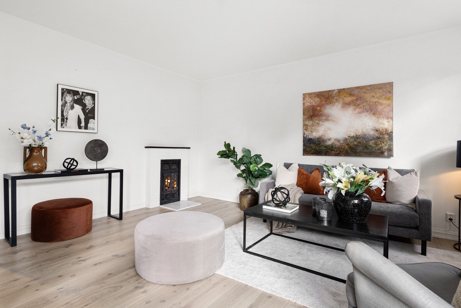 Leiligheten har en lys og romslig stue med takhøyde på ca. 2,50 meter. Galleribilde