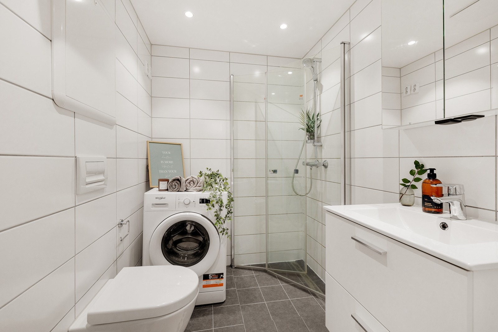 Stilig, flislagt bad fra 2019 med detaljer som downlights i taket og varmekabler i gulv. Galleribilde