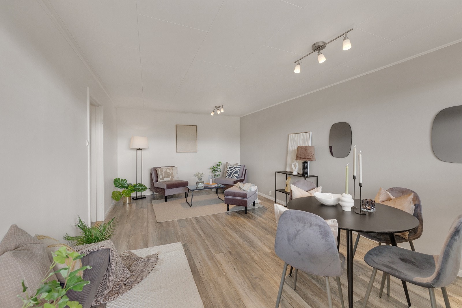 En romslig og praktisk stue med mulighet for å innrede med både sofaseksjon og medievegg. Galleribilde
