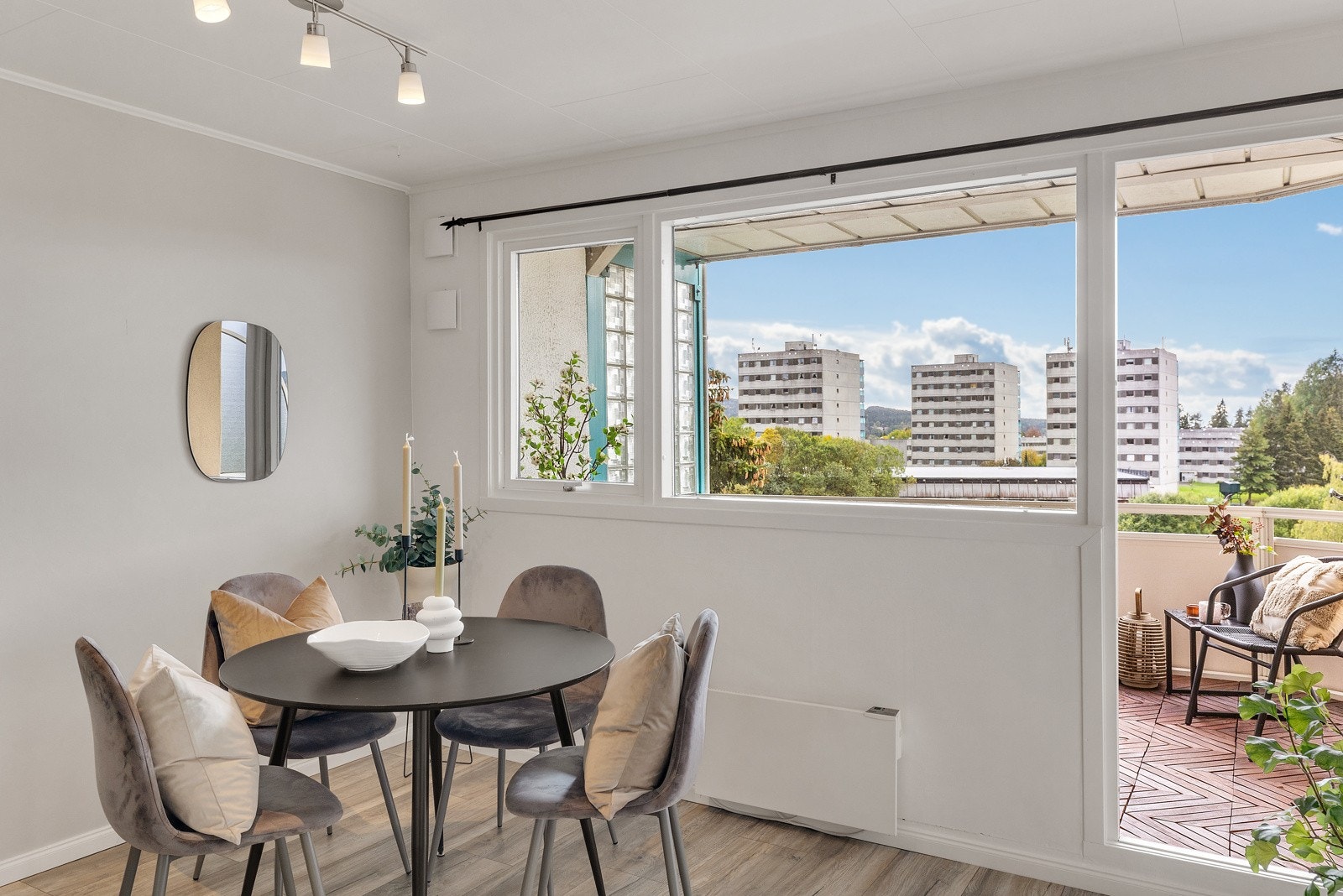Nyt et godt måltid med gjestene! Galleribilde