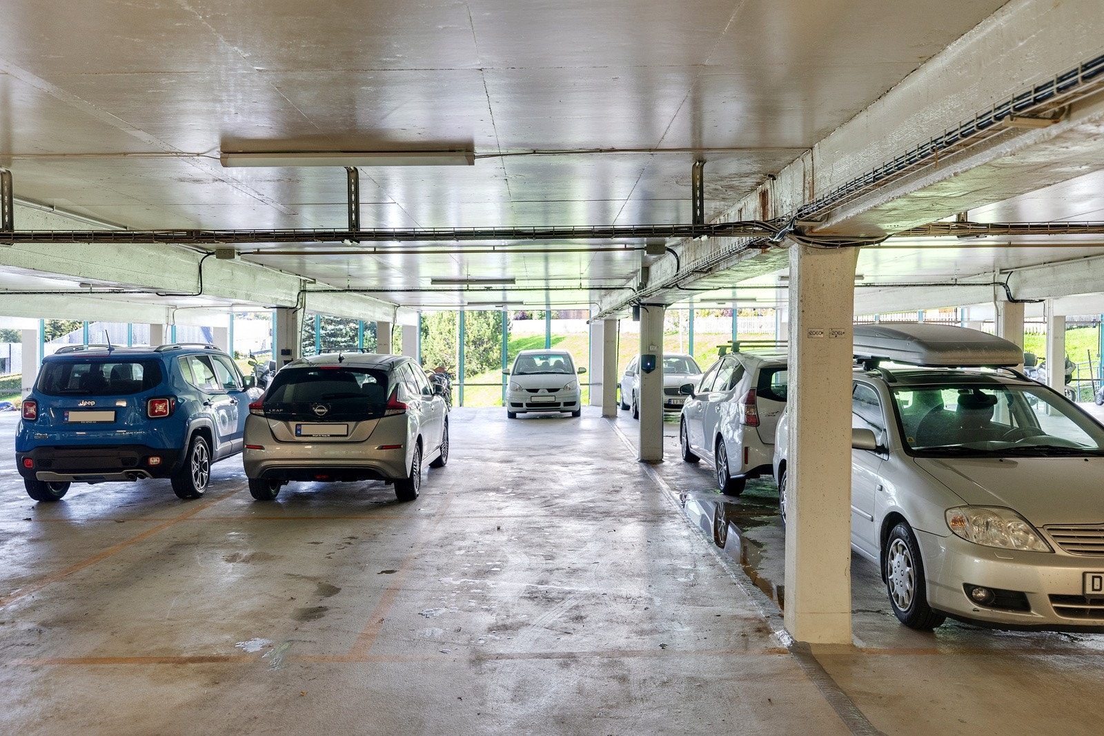 Det medfølger egen parkeringsplass i felles garasjeanlegg til leiligheten. Galleribilde