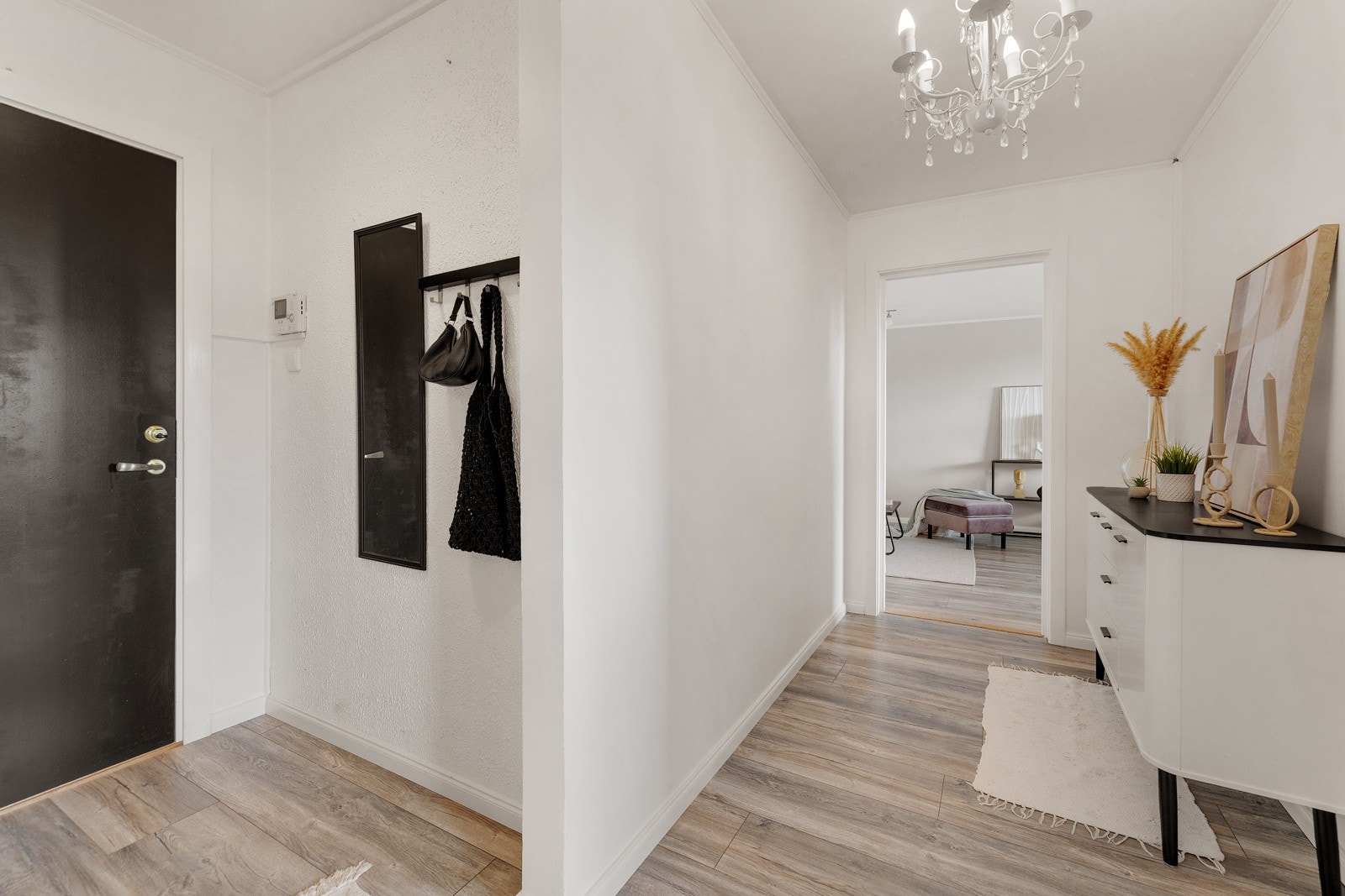 Leiligheten har en romslig entré som er et koselig første møte med leiligheten. Galleribilde