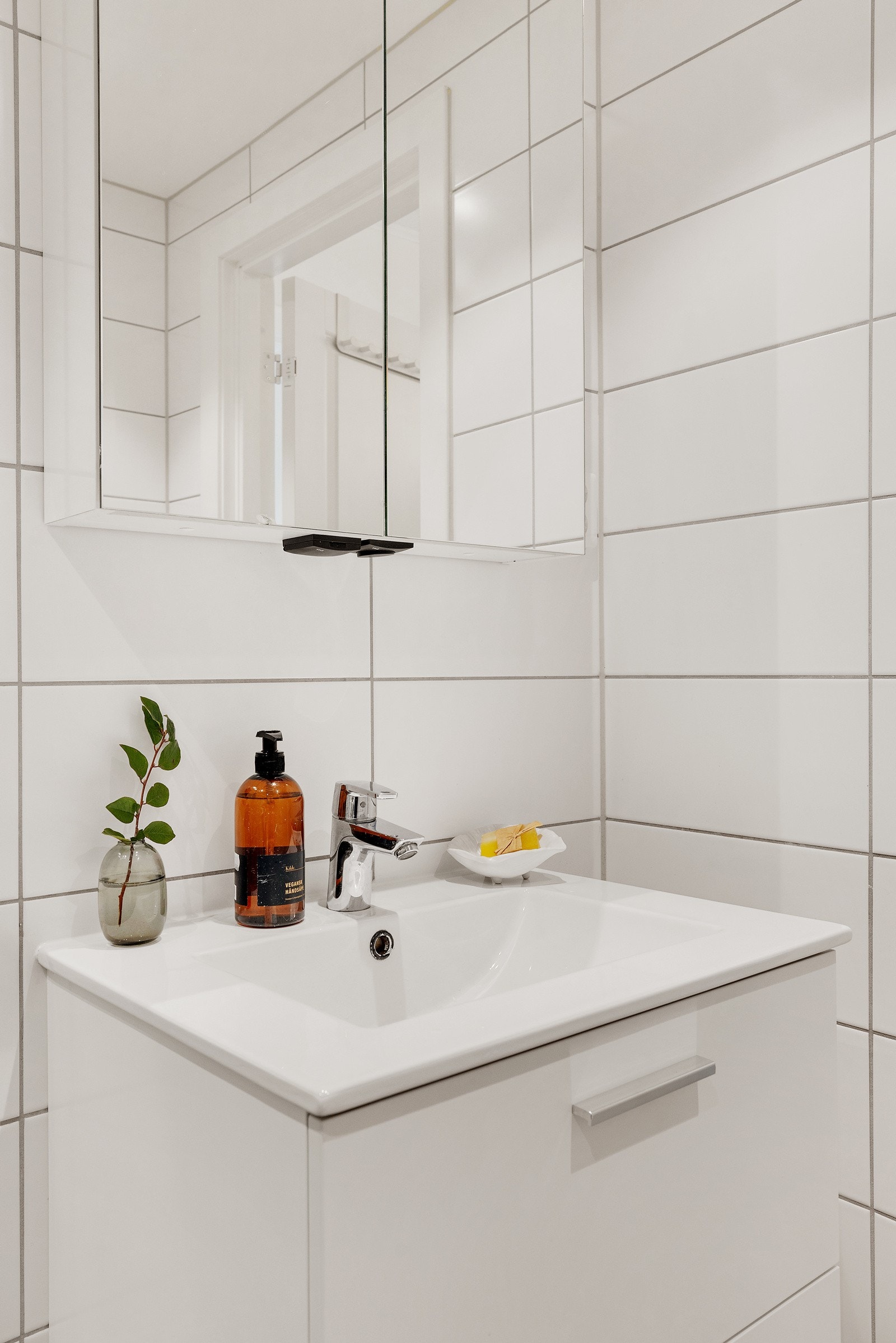 Badet er utstyrt med vegghengt skap og speil. Galleribilde