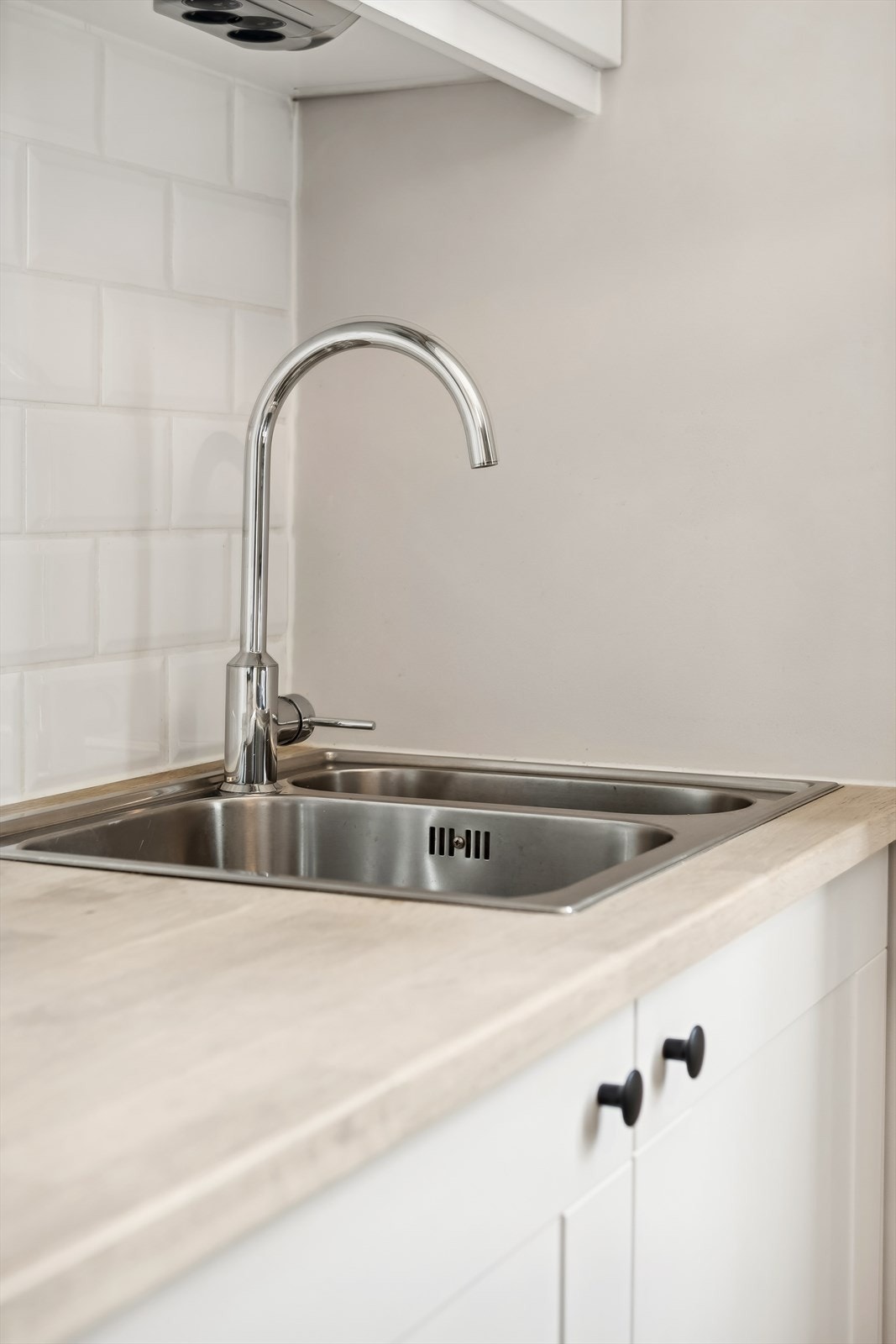 Kjøkkeninnredning, bestående av profilerte fronter med stålhåndtak, integrert stekeovn og keramisk koketopp og benkeplate i heltre. Videre tilbyr kjøkkenet integrert oppvaskmaskin og kjøl/frys. Galleribilde