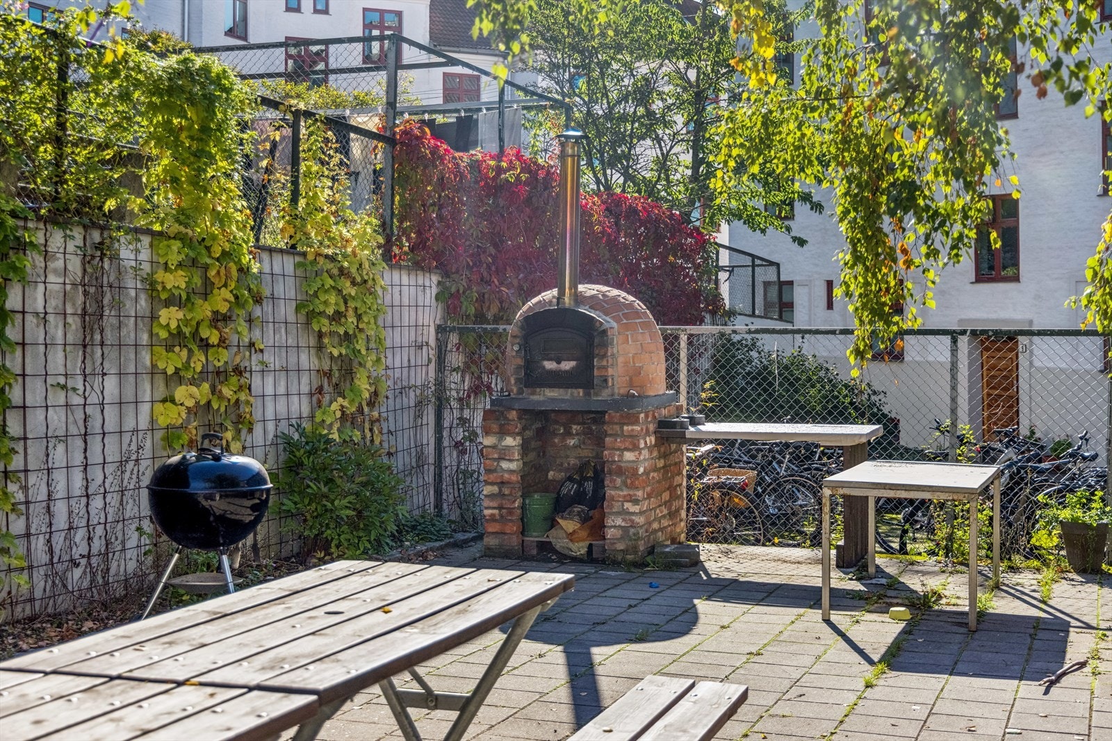 Fellesarealer med grill og sittegrupper for beboere. Galleribilde