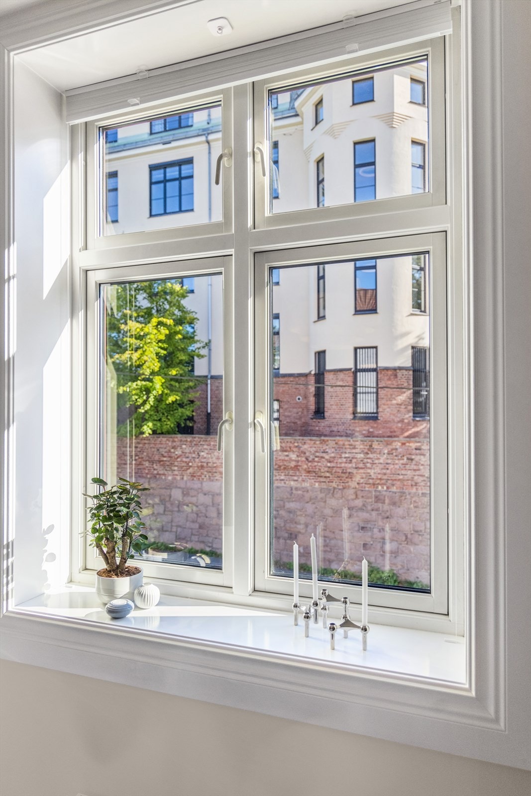 Store klassiske vinduer som gir godt med lysinnslipp. Galleribilde