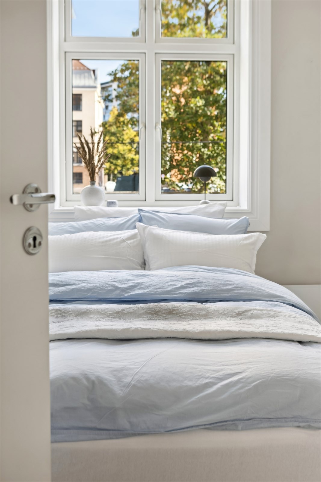 Her har du plass til dobbelseng og kommode, i tillegg til det plassbygde garderobeskapet. Galleribilde