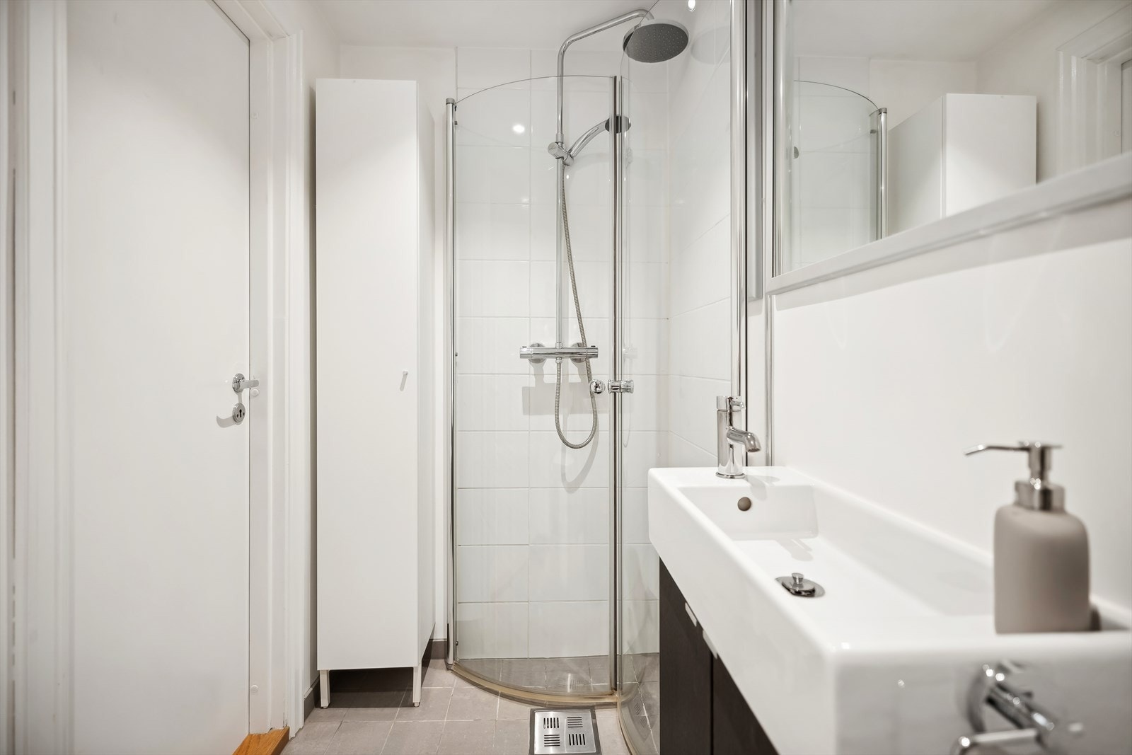 Stilrent bad med lyse fliser. Galleribilde