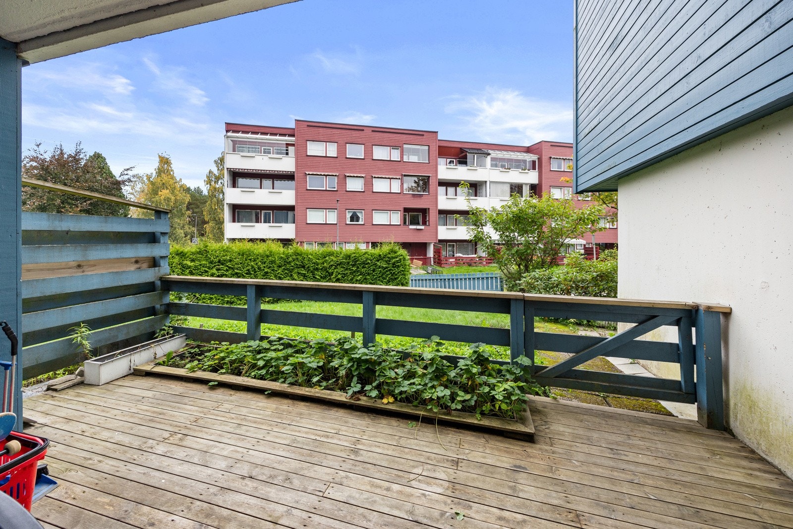 Utgang til en stor østvendt terrasse på ca. 16m² med tilhørende utebod på ca. 2m². Galleribilde