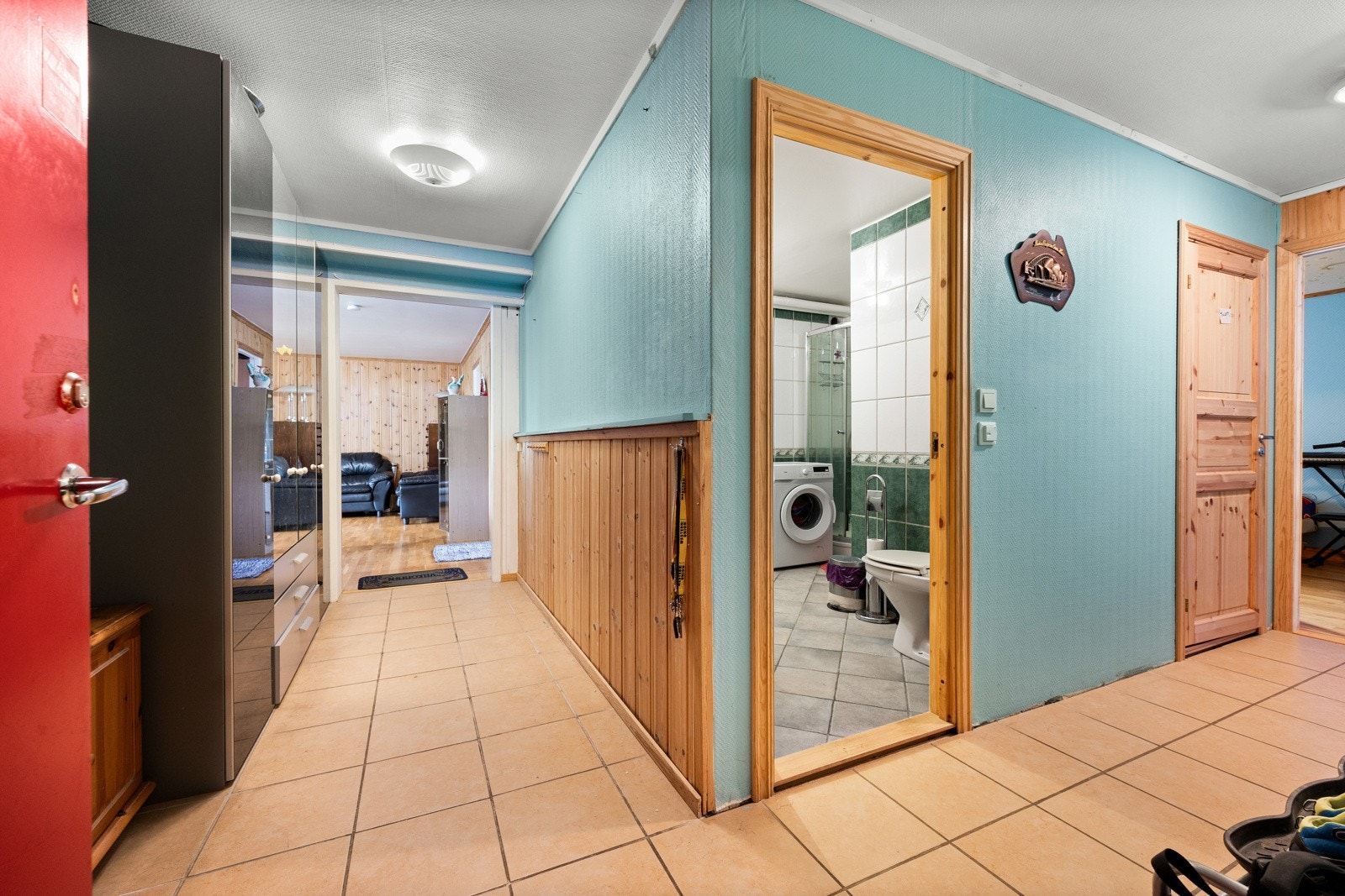 Romslig entré med gode muligheter for innredning av garderobeskap. Galleribilde