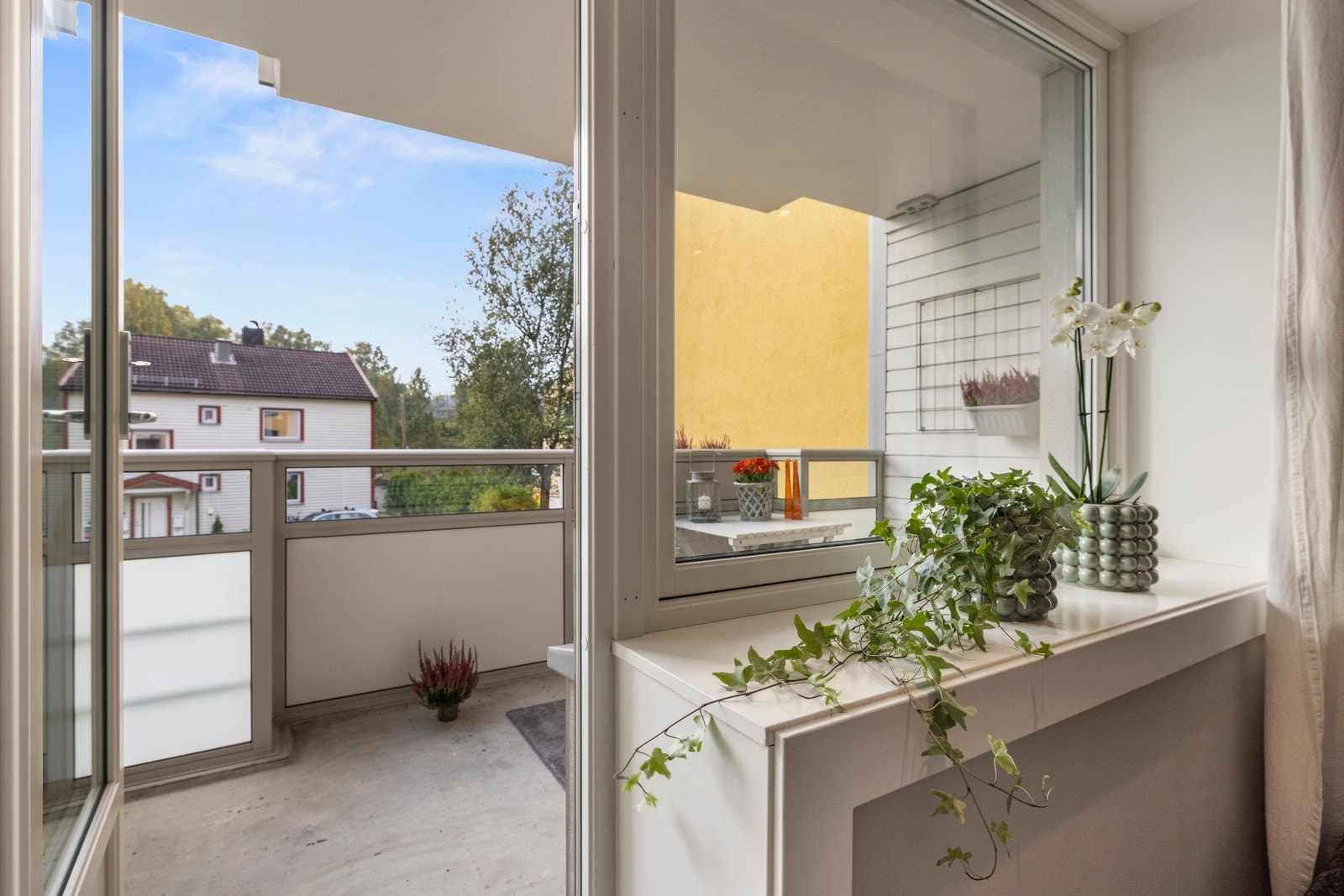 Fra stuen er det utgang til en herlig, overbygd balkong på 7 kvm Galleribilde