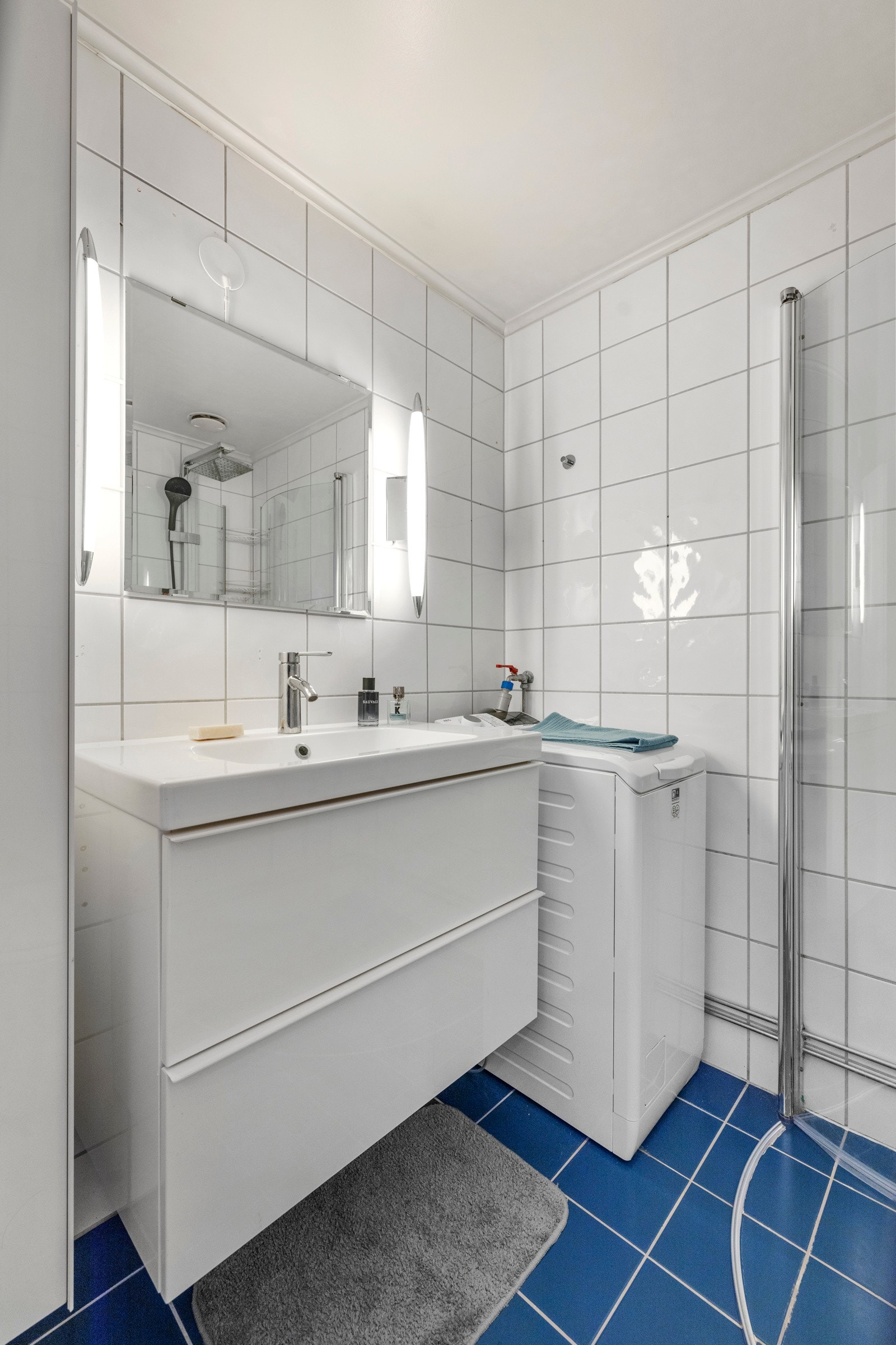 Badet ble pusset opp i regi av borettslaget i 2003 og har en innredning i moderne stil med glatte skuffefronter, heldekkende servant og speil med belysning på hver side Galleribilde