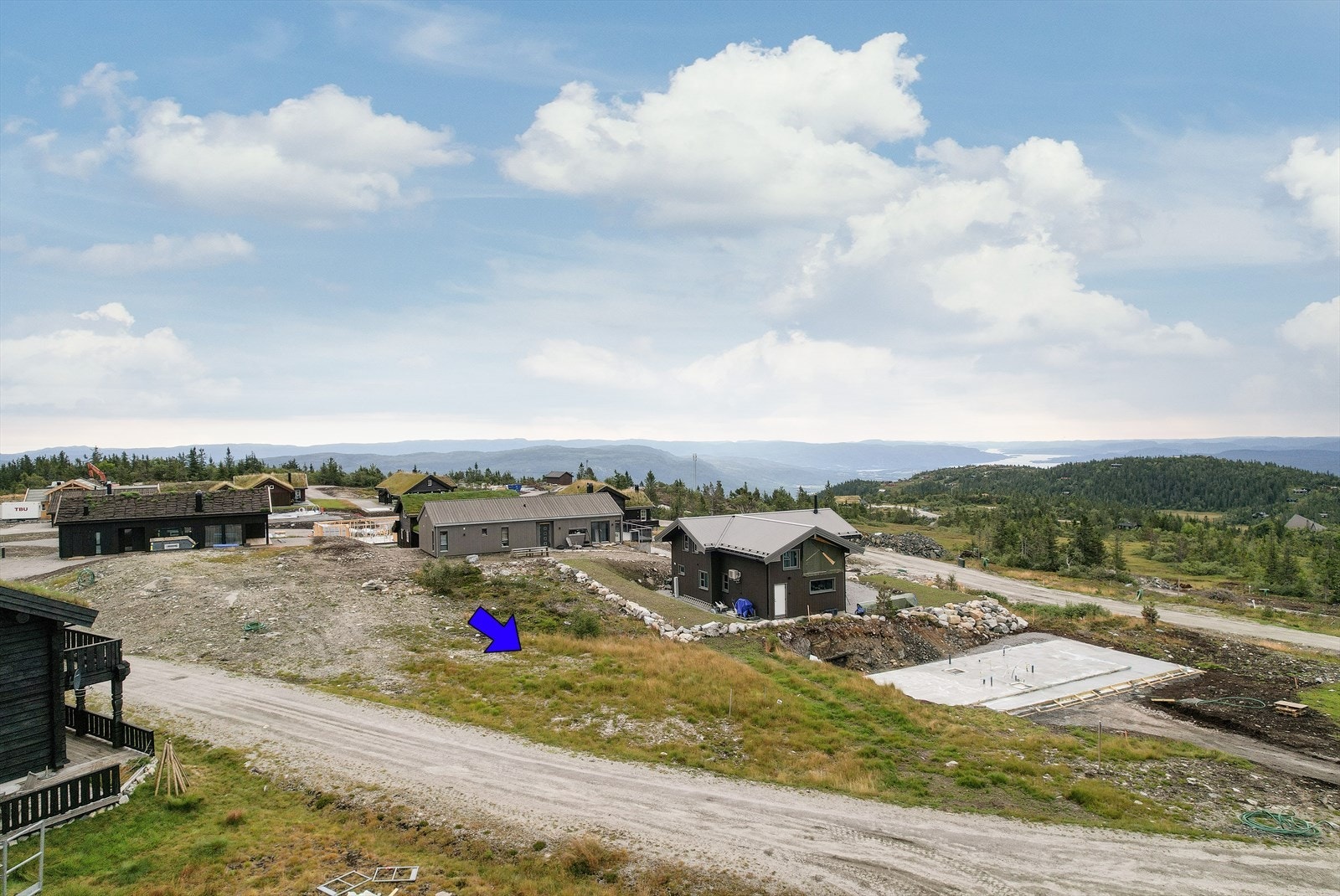 Eiendommen er en tilnærmet flat eiet tomt på 537 kvm regulert til fritidsbebyggelse - frittliggende med gode sol- og utsiktsforhold. Galleribilde