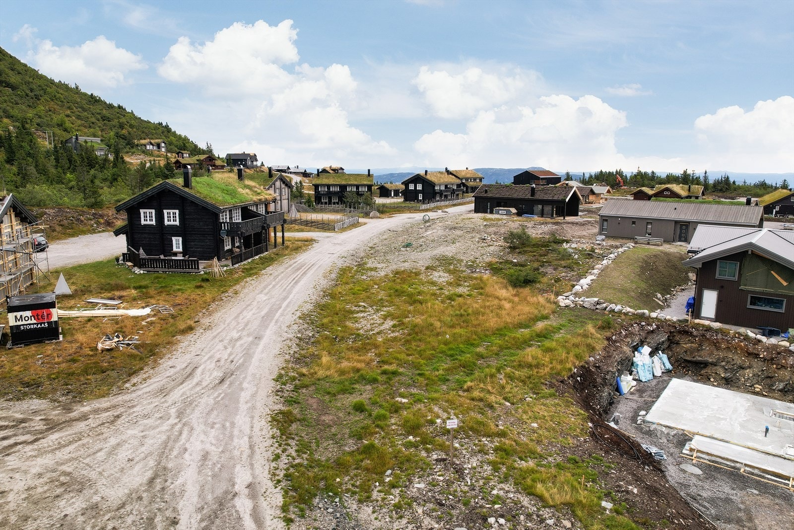 Det er lagt vann, avløp, strøm og fiber frem til tomtegrensen. Galleribilde