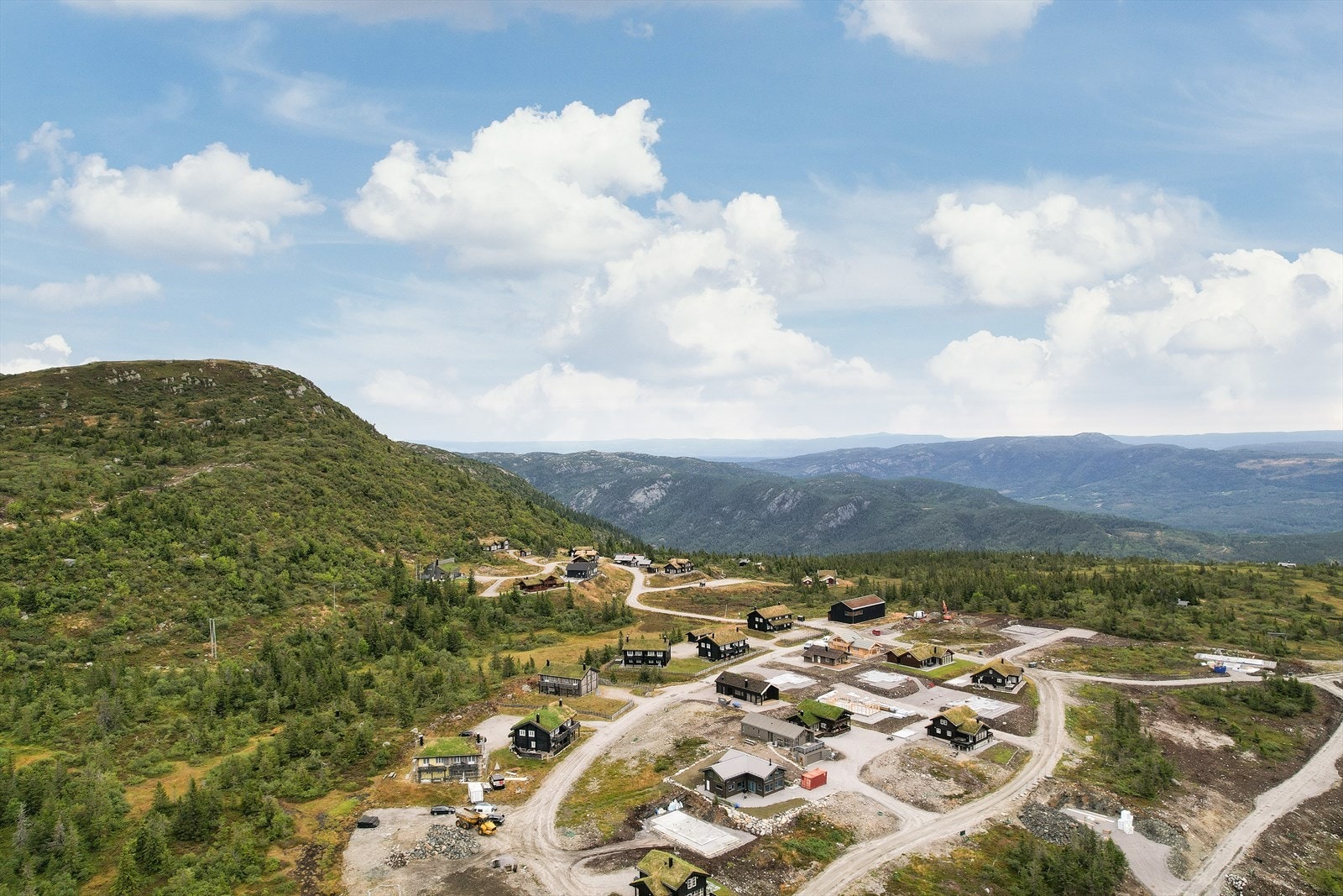 Lifjell ligger over 1000 moh og det finnes over 20 fjelltopper i området. Høyeste topper er Mælefjell (Seljord) (1414m.o.h), Jøronatten (1275moh) og Øysteinnatten (1174moh). Det er ikke uten grunn at Lifjell på folkemunne kalles for "Lille Jotunheimen". Galleribilde