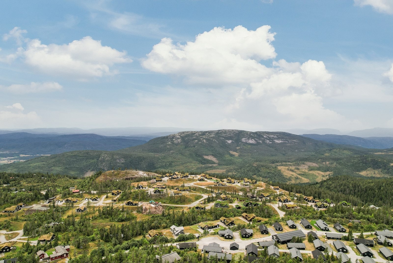 Det er kun ca. 15 minutter å kjøre til Bø sentrum hvor man finner noe for de aller fleste, uansett alder. Her er Sommerland i Bø, populære Bø Camping og klatreparken "Høyt og Lavt", samt Gullbring Kulturanlegg, butikker og kjøpesenter. Galleribilde