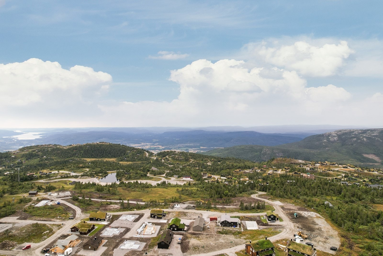 Lifjellstua, som ikke ligger langt unna eiendommen, er et fint sosialt samlingspunkt eller en avkobling etter en lang dag på tur. Her er det både restaurant med inne- og uteservering, samt overnattingsmuligheter. Galleribilde