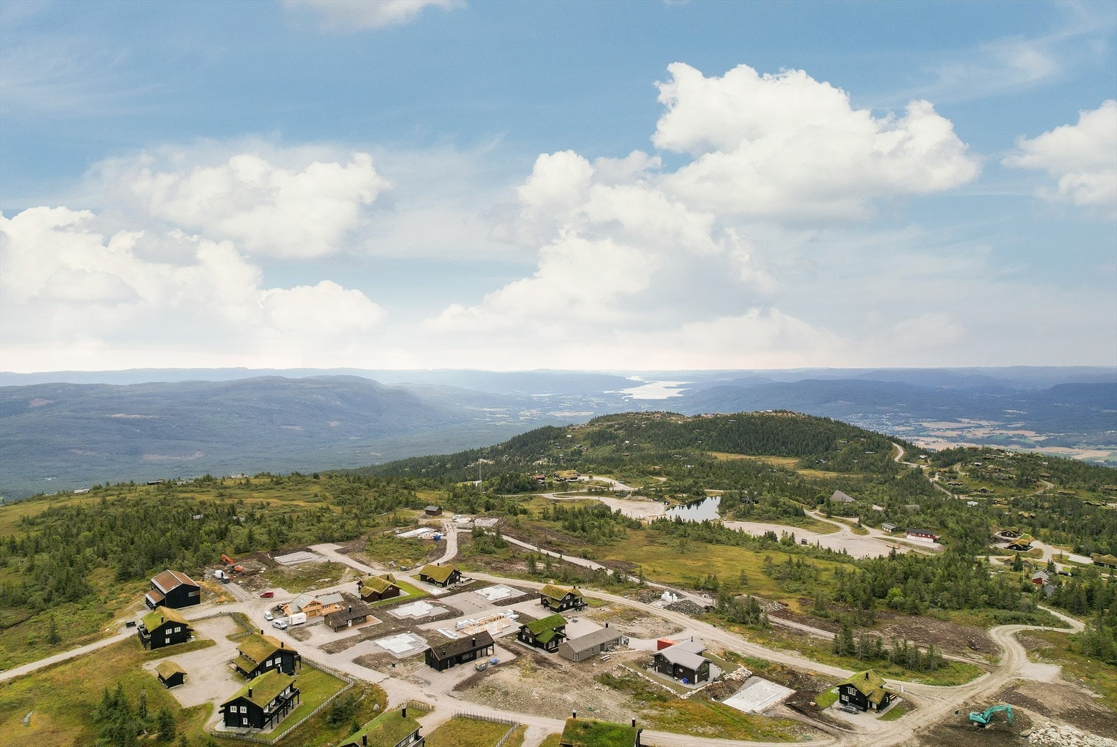 Eiendommen ligger fint til på Lifjell 802 m.o.h. med skiløypenettet og Lifjell Vinterland i umiddelbar nærhet. Her kan du også gå rett fra eiendommen til fantastiske turområder og opp i høyfjellet. Galleribilde