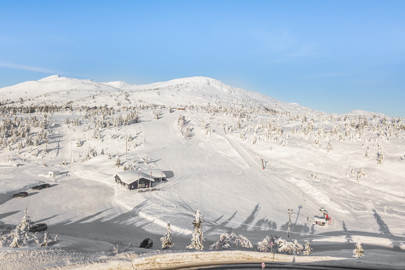 Kort vei til Lifjell Vinterland, Lifjellstua og Lifjell Skisenter. Galleribilde