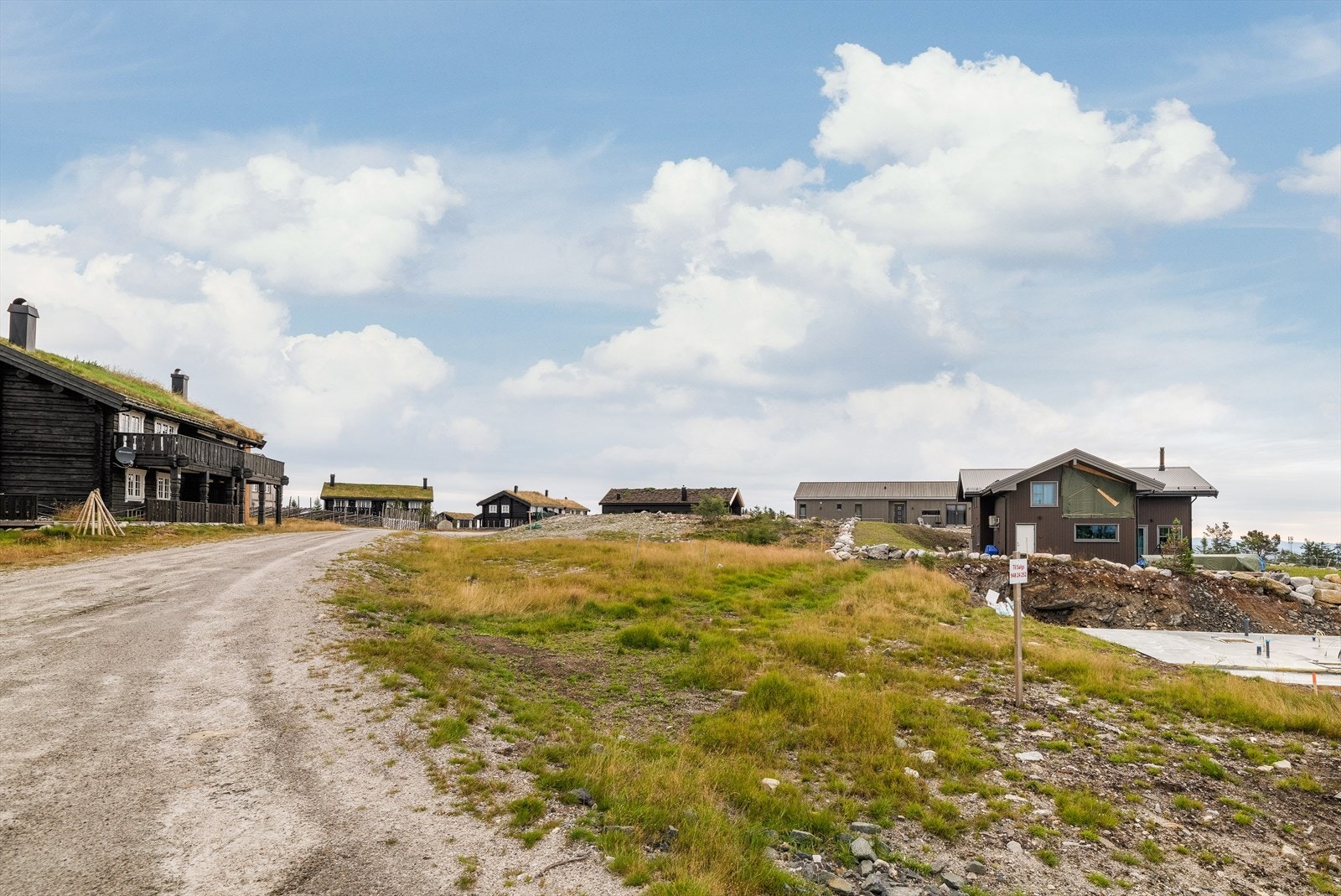 Det er i dag ikke etablert kjøreadkomst til eiendommen. Galleribilde