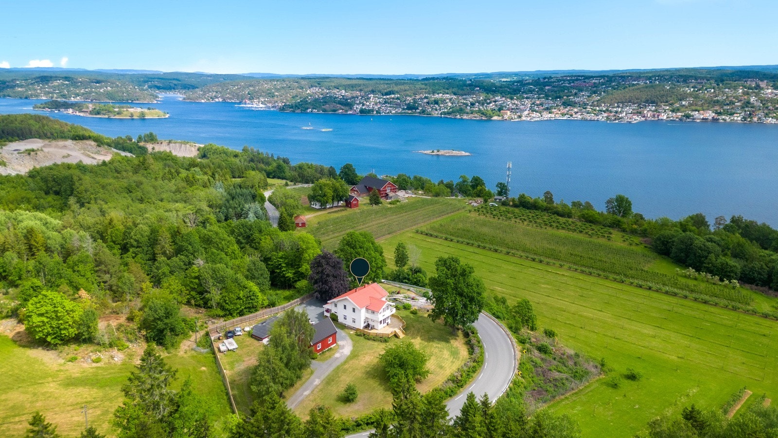 Dette er en idyllisk eiendom beliggende på Storsand i Asker kommune! Ingen boplikt! Galleribilde