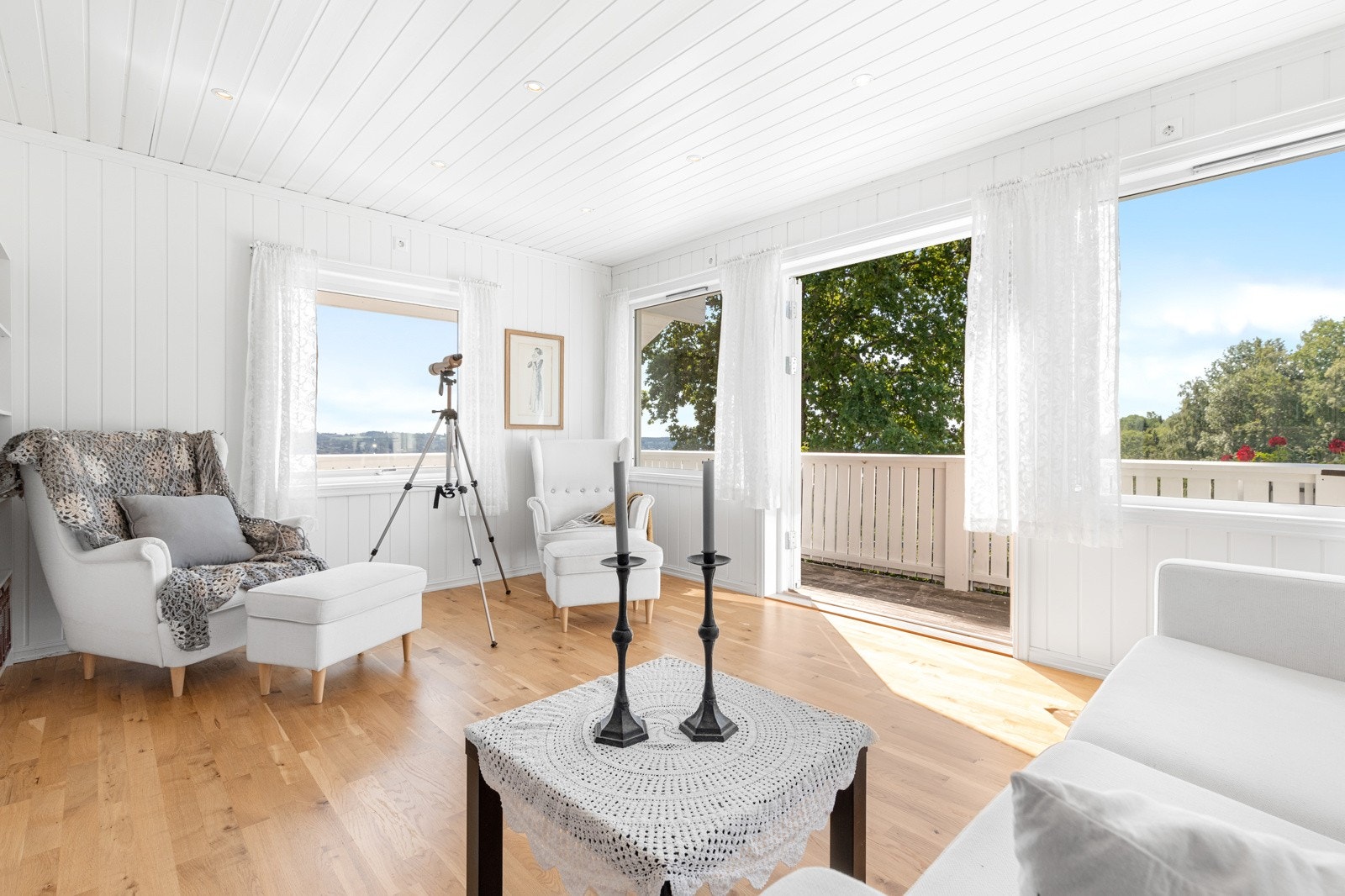 Fra loftstuen er det utgang til liten balkong Galleribilde