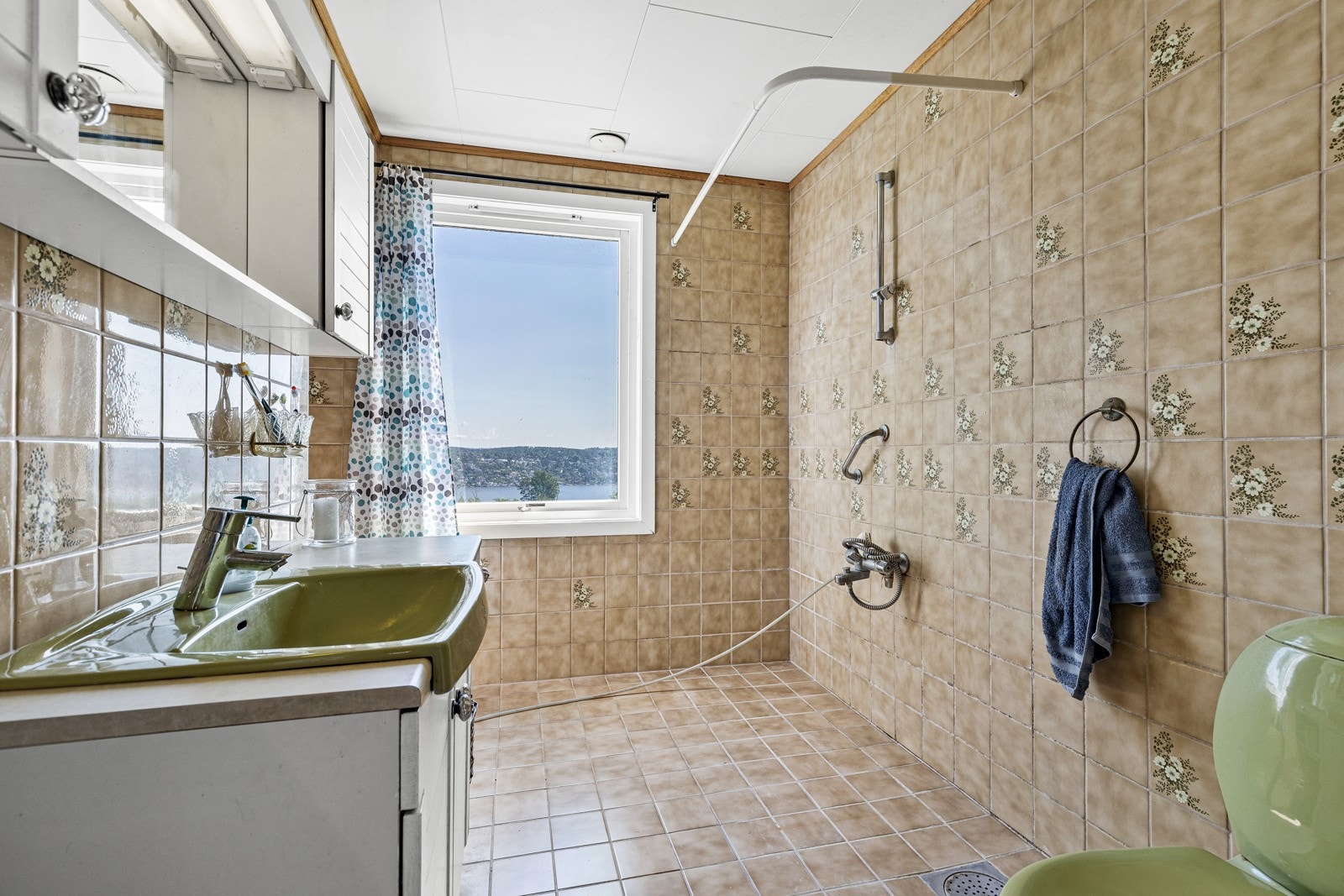 Eldre flislagt bad med behov for renovering Galleribilde