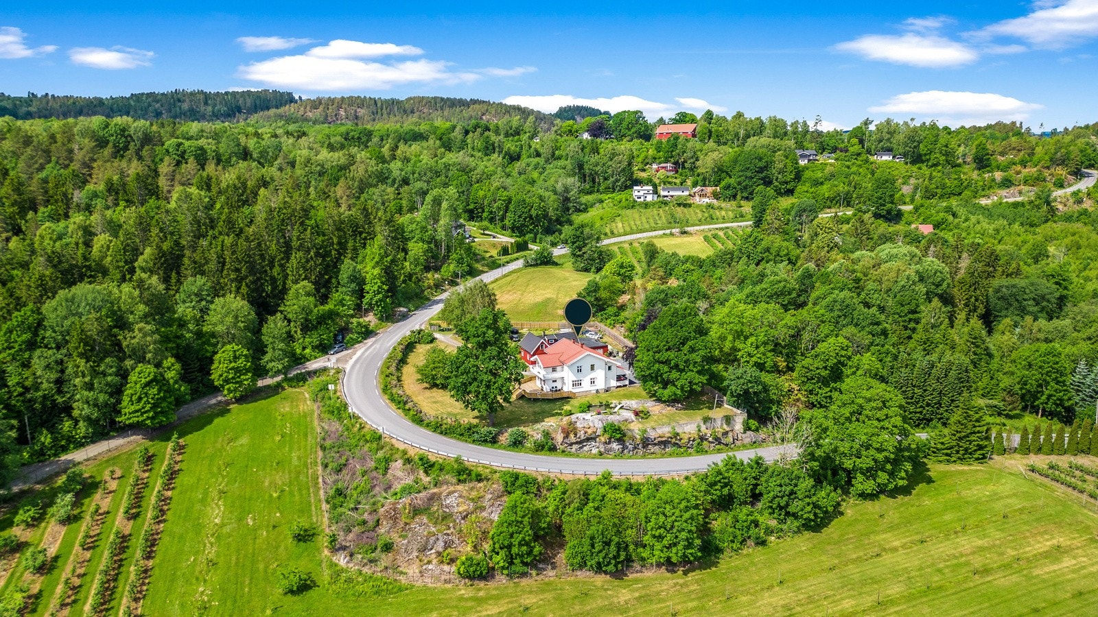 Nærmeste senter med matbutikker og vinmonopol finner du i Sætre (kun 10 min kjøretur) Galleribilde