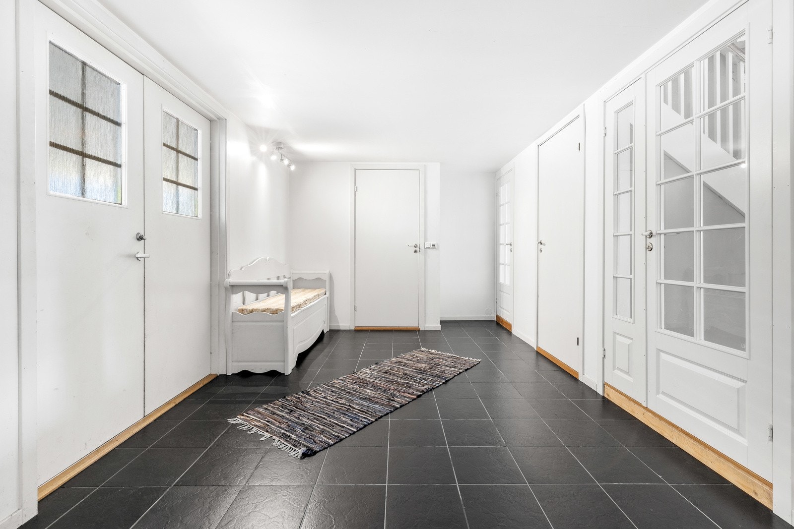 Velkommen inn! Romslig entré/gang med praktisk garderoberom i tilknytning Galleribilde