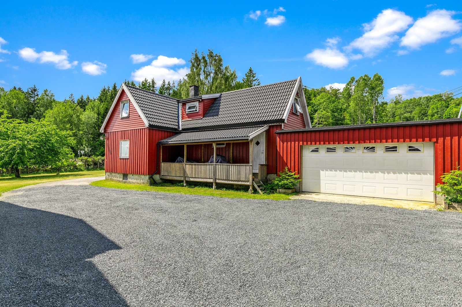 Eiendommen er i tillegg bestående av en sidebygning/utleiebolig Galleribilde