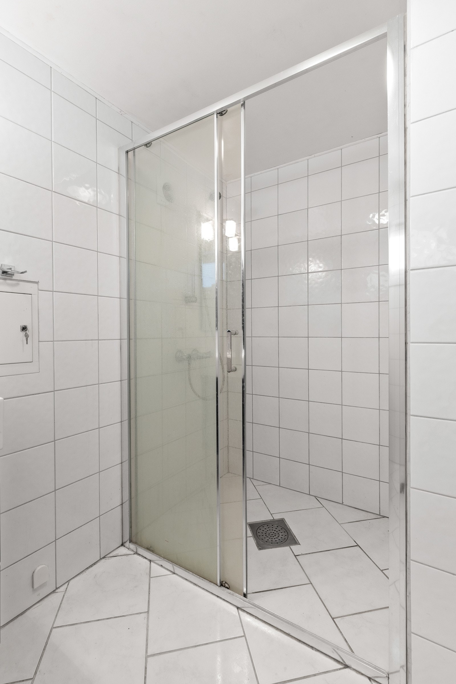 Badet er innredet med servantinnredning, vask, dusjnisje og toalett Galleribilde