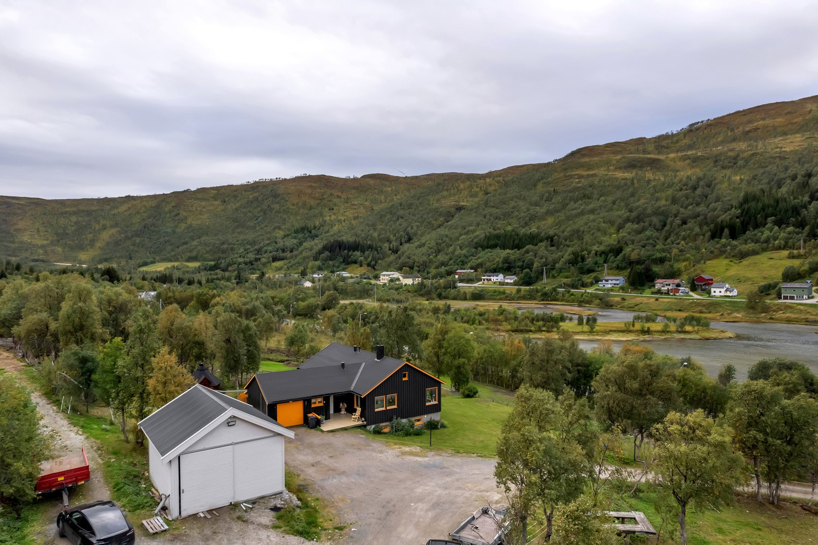 Unik eiendom med stall, uthus, garasje og lysthus!