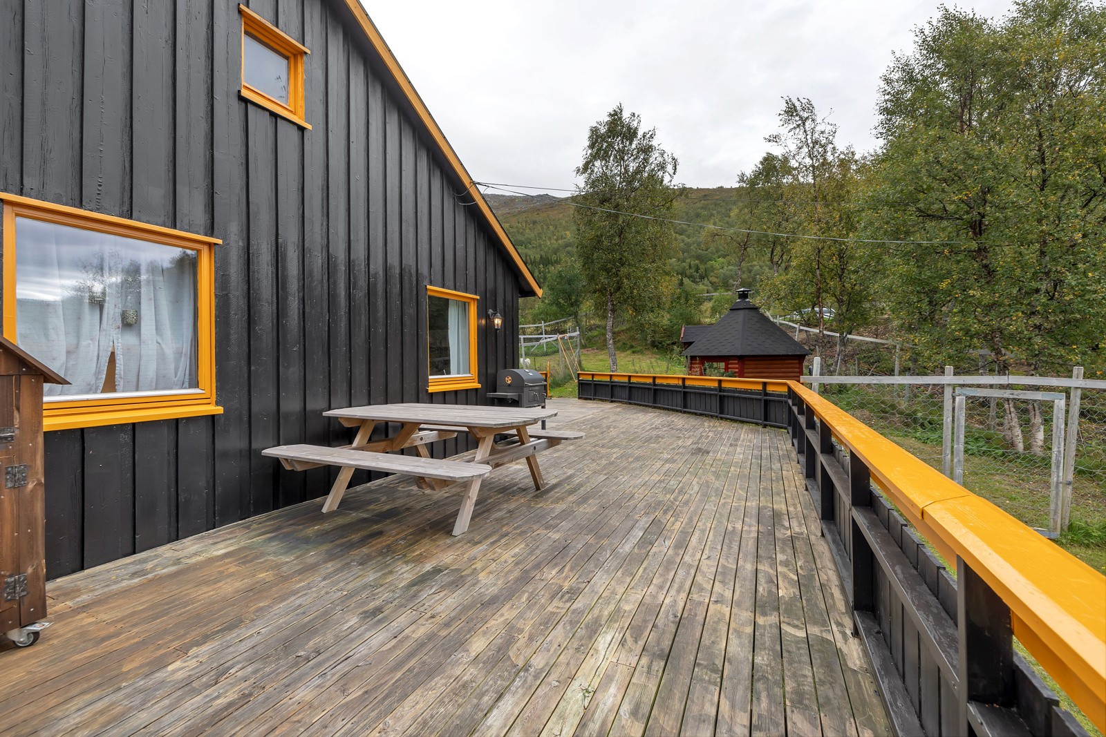 Den store verandaen strekker seg rundt boligen. God plass for utemøbler.