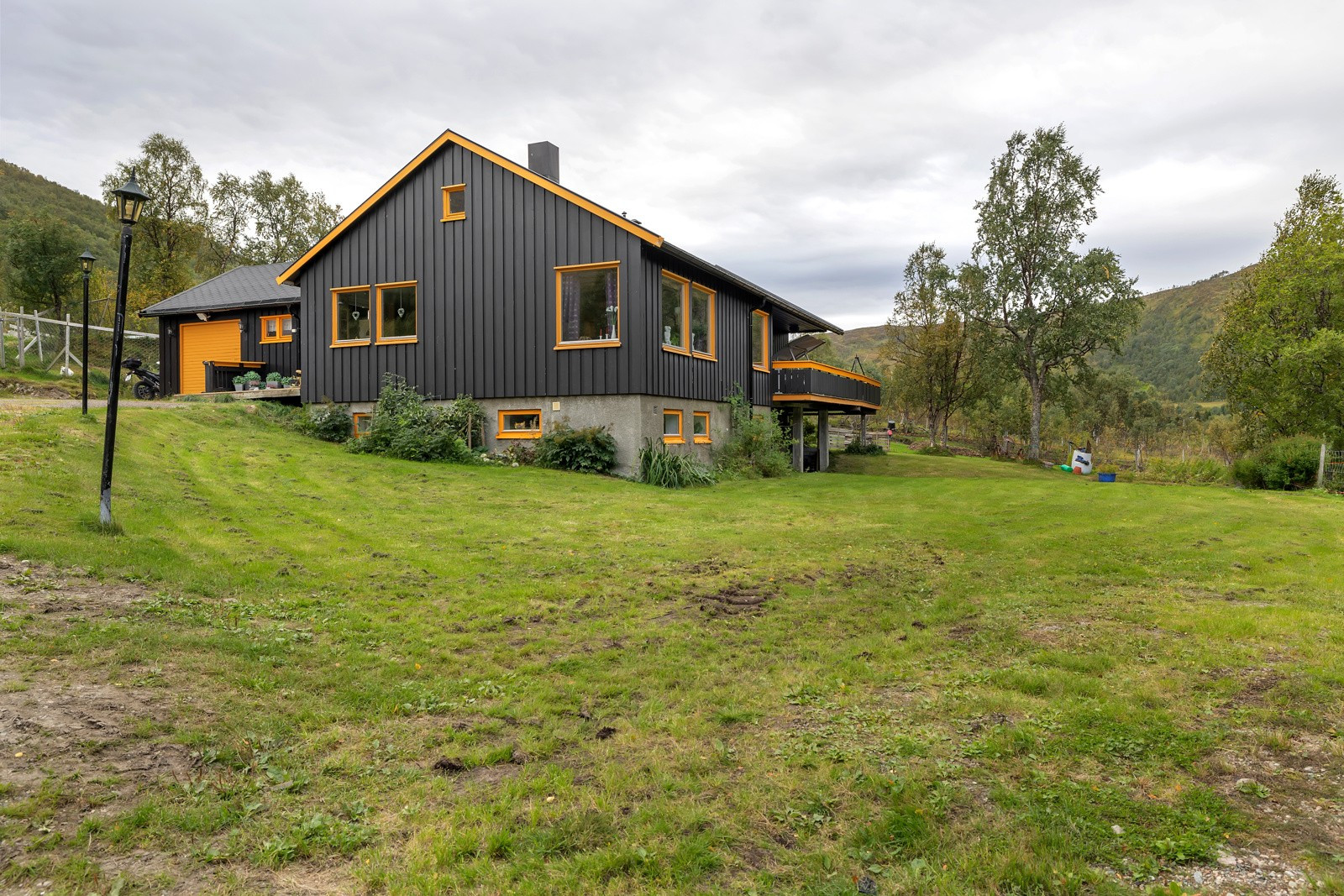 Naturskjønn beliggenhet nær sjøen med fantastiske turmuligheter året rundt.