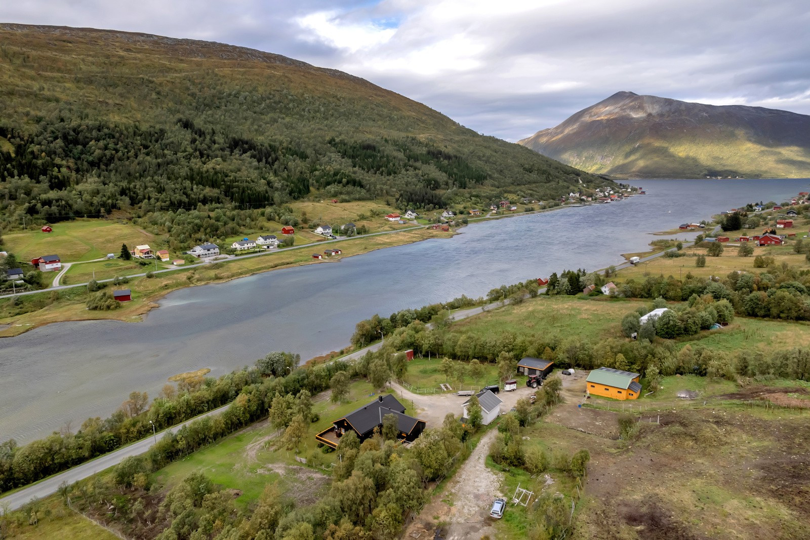 Eiendommen ligger vakkert til i Kattfjord, kun en kort kjøretur fra Tromsø sentrum.