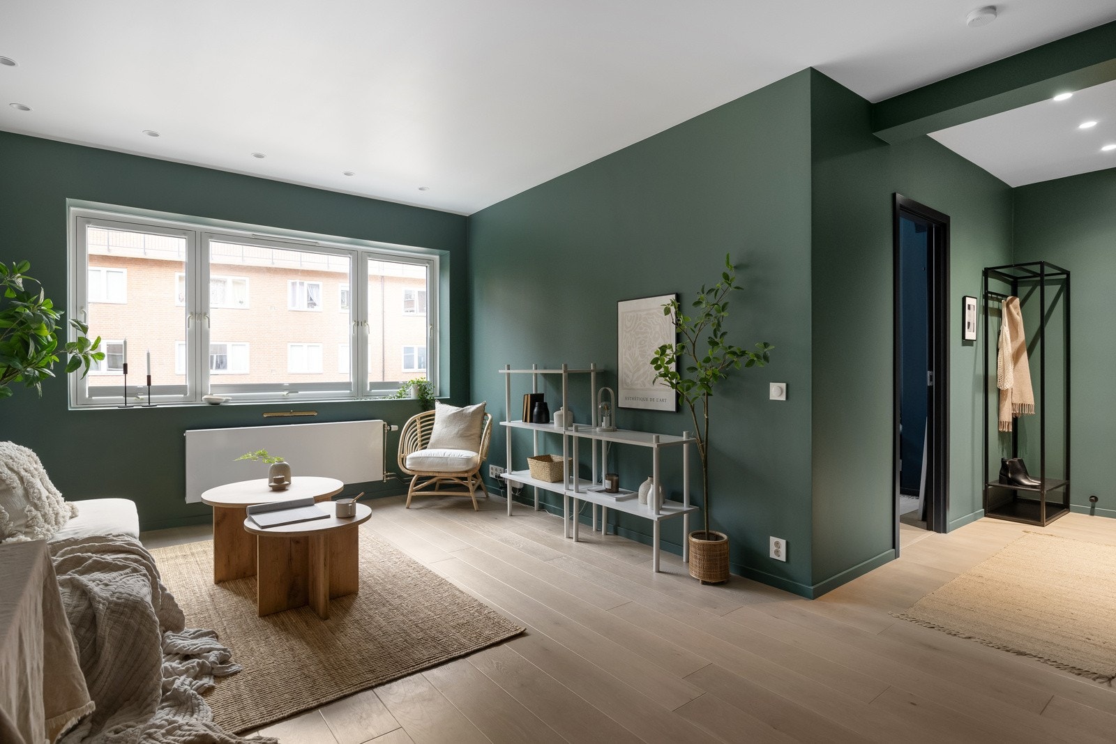 Store vindusflater slipper inn rikelig med naturlig lys, og skaper en god atmosfære. Galleribilde