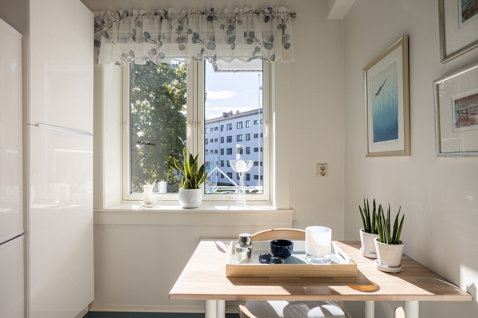 Ved vindusflaten har du plass til et koselig frokostbord som gjør at også kjøkkenet blir et naturlig oppholdsrom og samlingspunkt. Galleribilde
