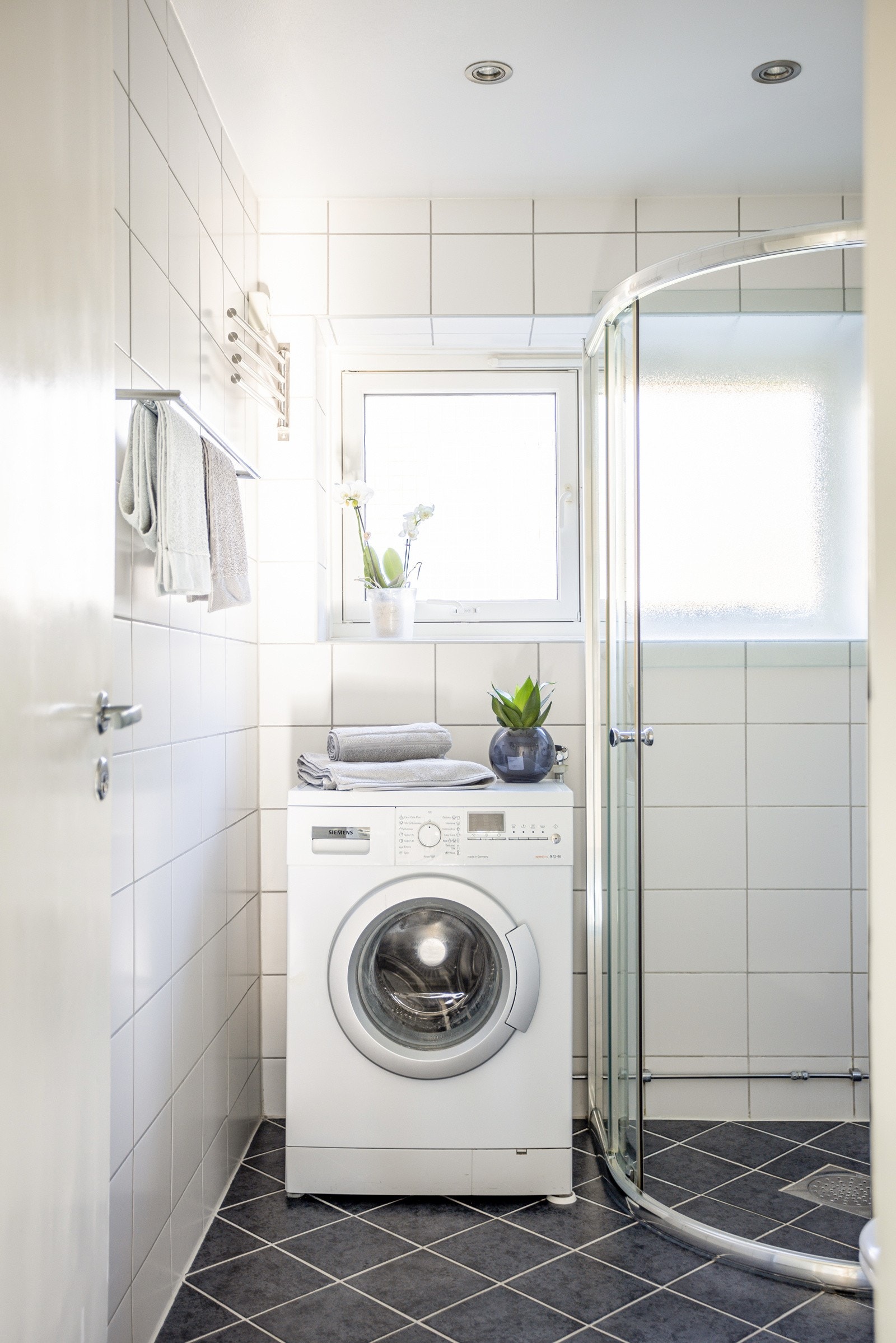 Baderommet er også utstyrt med dusjhjørne med skyvedører av glass og vegghengt toalett. Plass og opplegg for vaskemaskin og tørketrommel over om ønskelig (vaskemaskin medfølger). Galleribilde