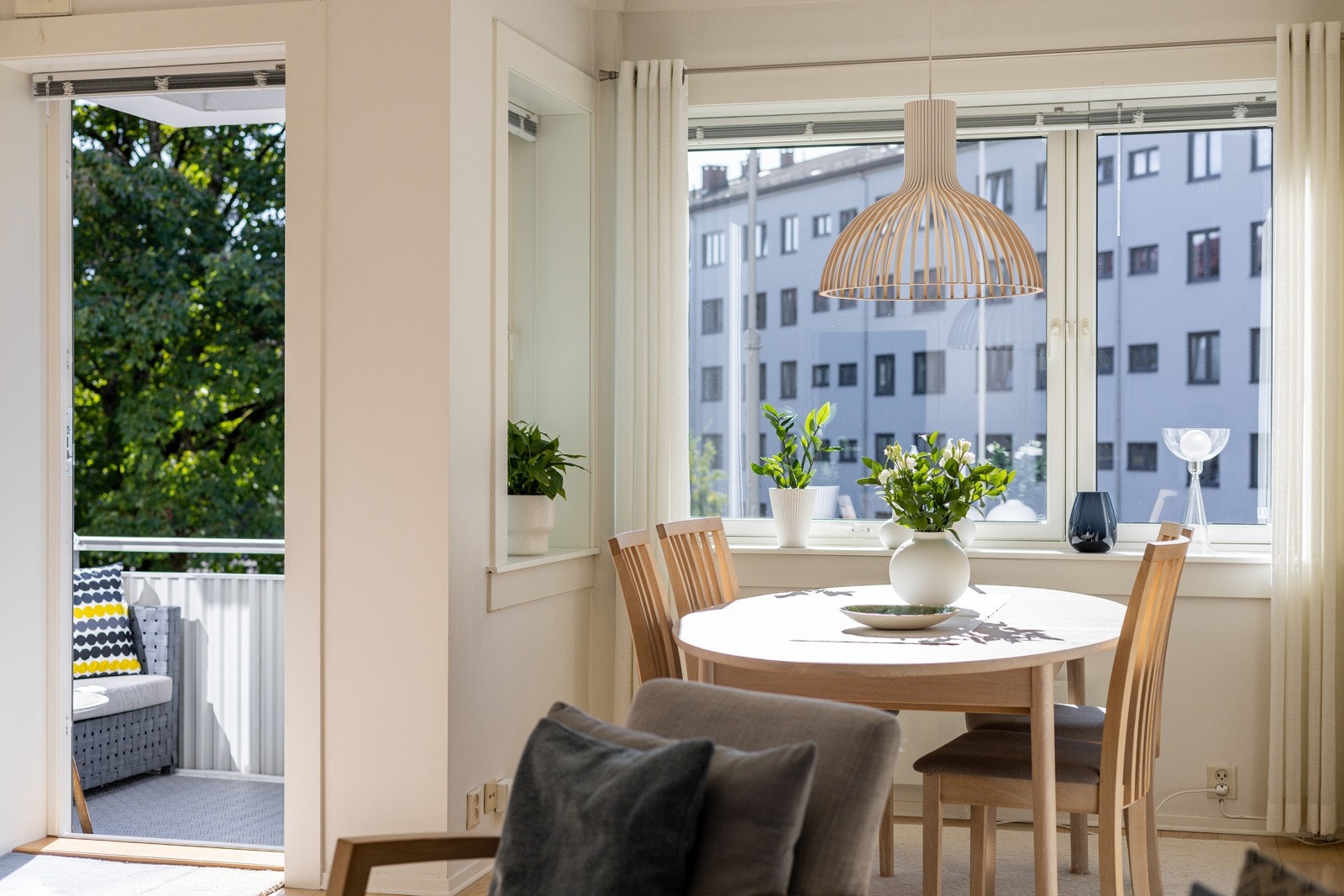 De store vindusflatene slipper inn rikelig med naturlig lys. Galleribilde