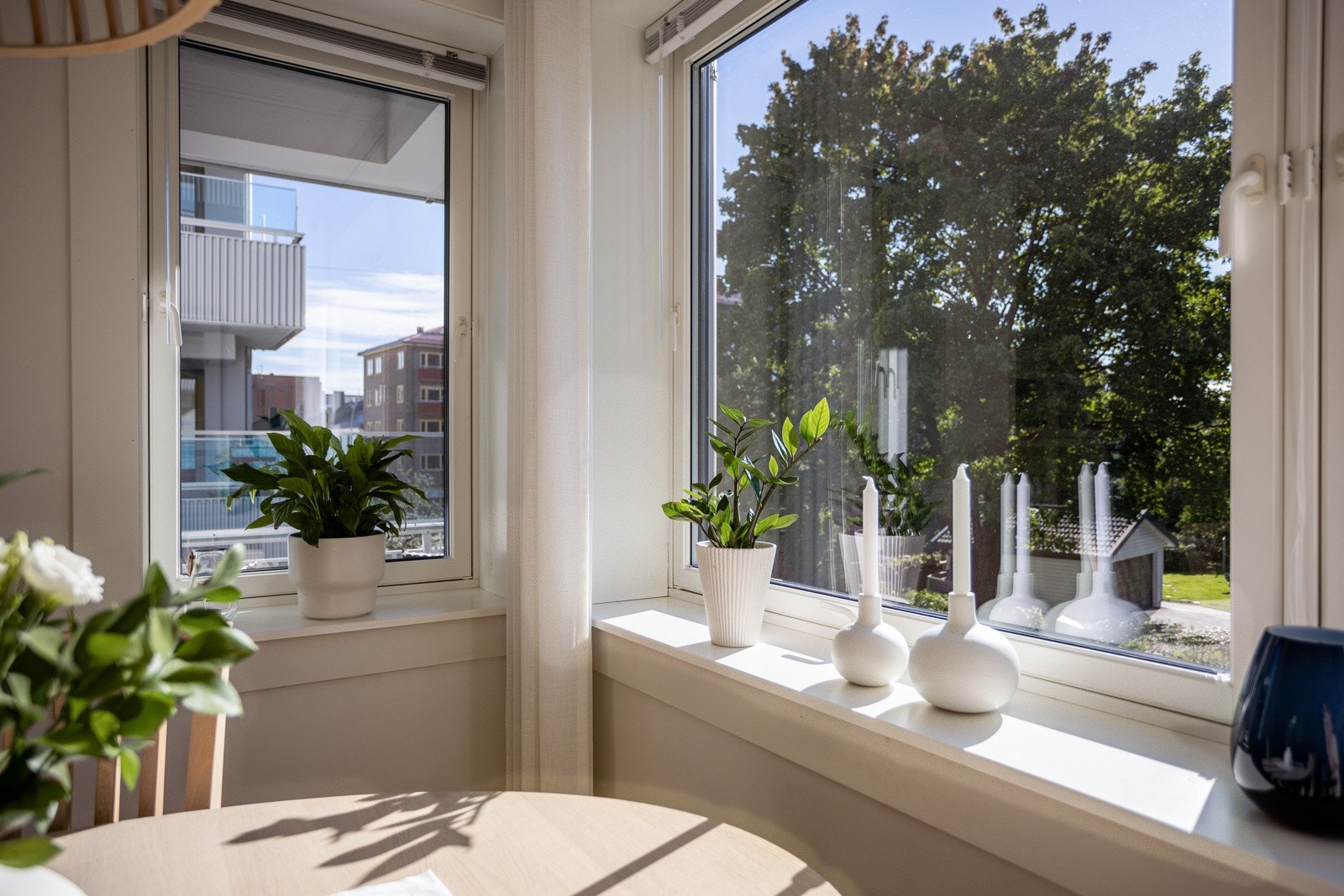 Alle vinduene i leiligheten var nye i 2016, og det er dype vinduskarmer for planter og dekor. Galleribilde