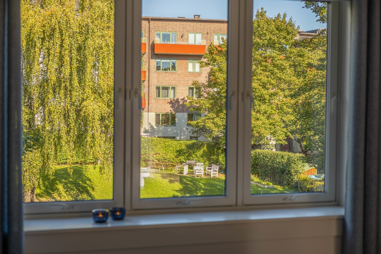 Den store vindusflaten vender mot rolig og frodig bakgård uten biltrafikk. Galleribilde