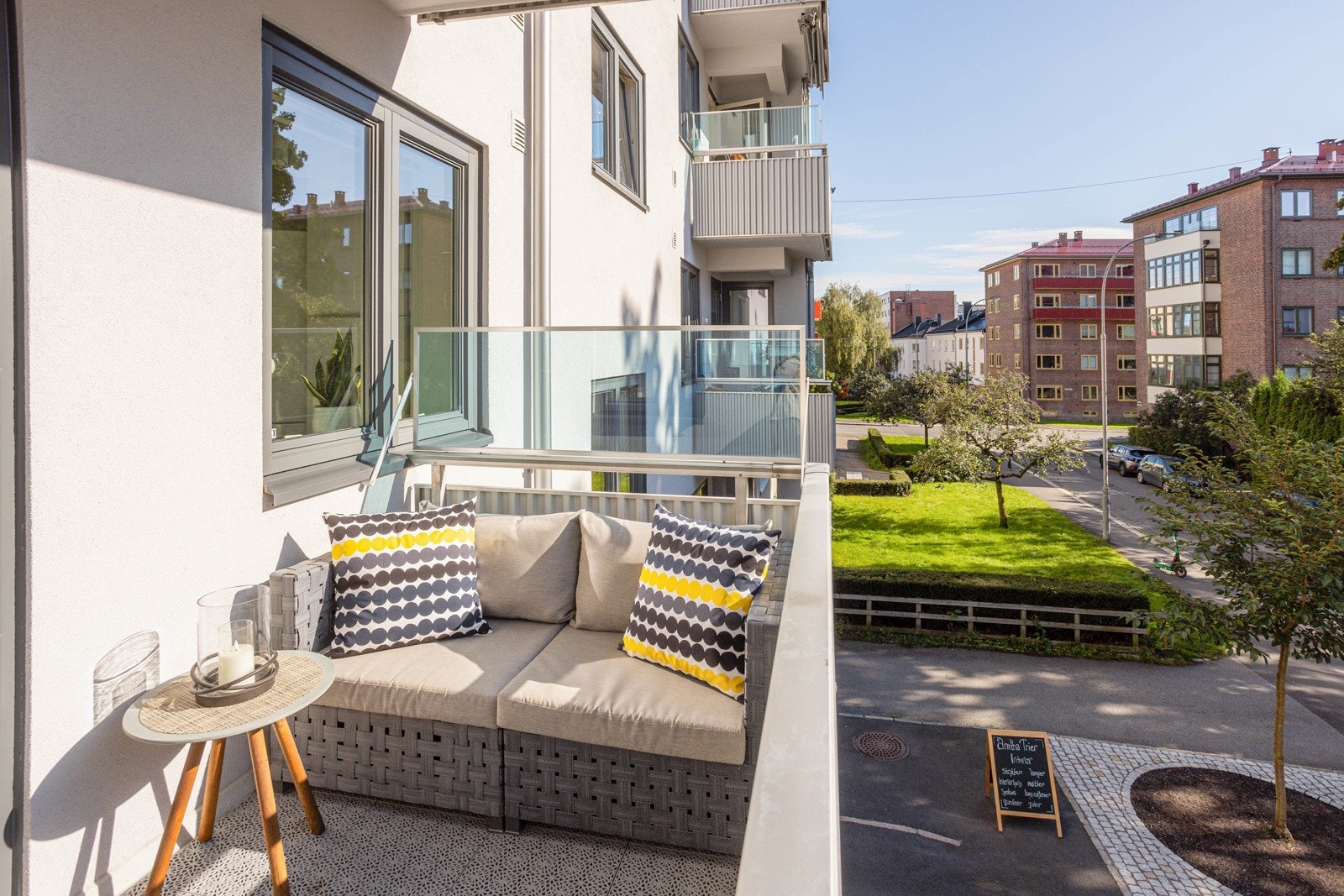 Balkongen er overbygget, har plastheller på gulv og plass til sittegruppe etter eget ønske og behov. Galleribilde