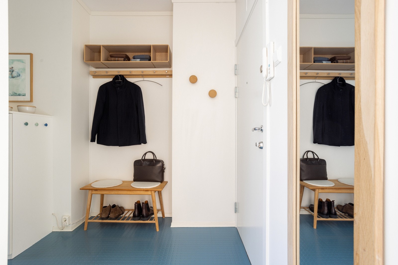 I entréen har du plass til sko i medfølgende skoskap, samt ytterligere plass til oppheng og kommoder. Galleribilde