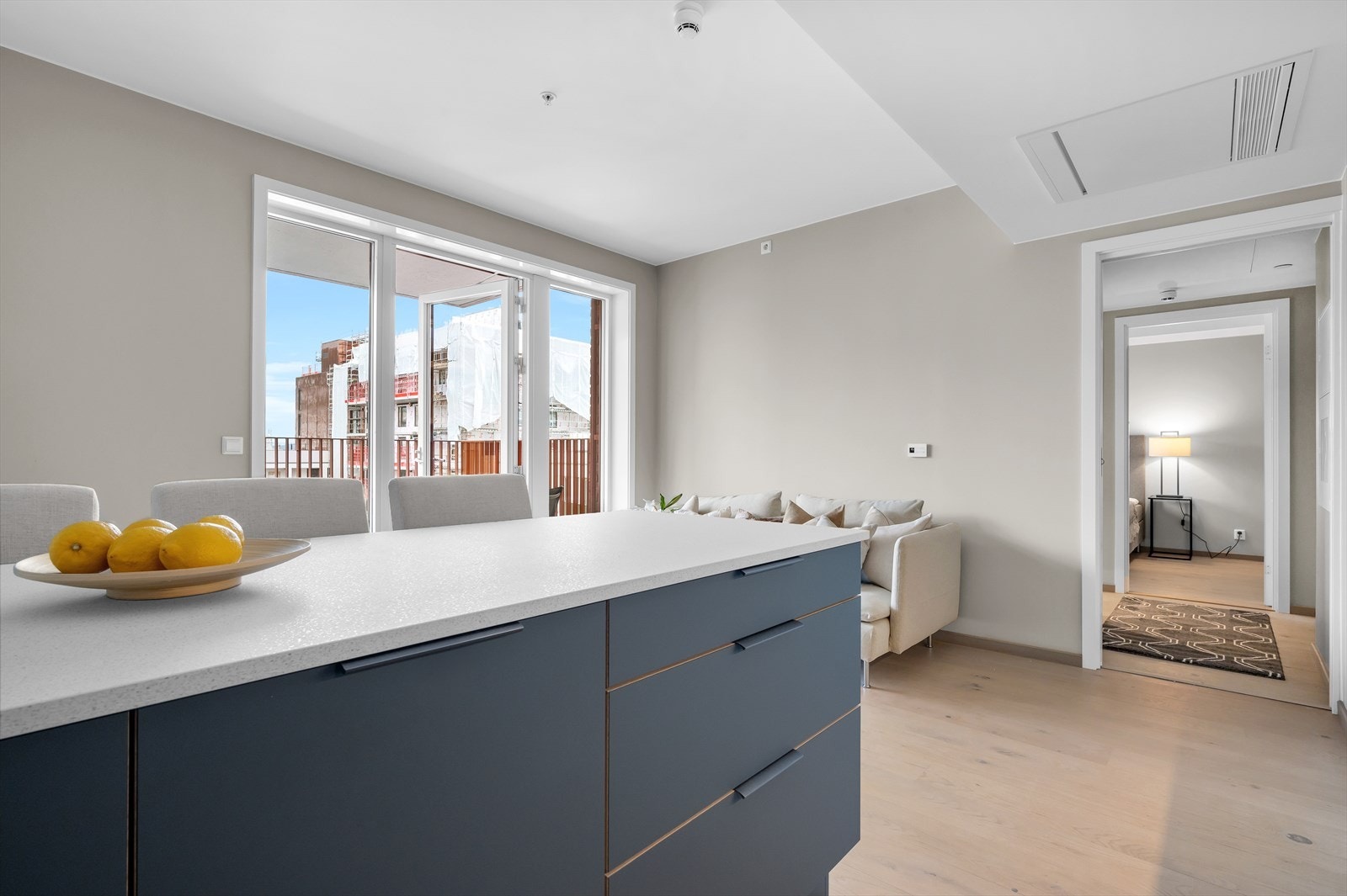 Svært god og effektiv planløsning. Ventilasjon med varmekonvektor til oppvarming av leiligheten. Galleribilde