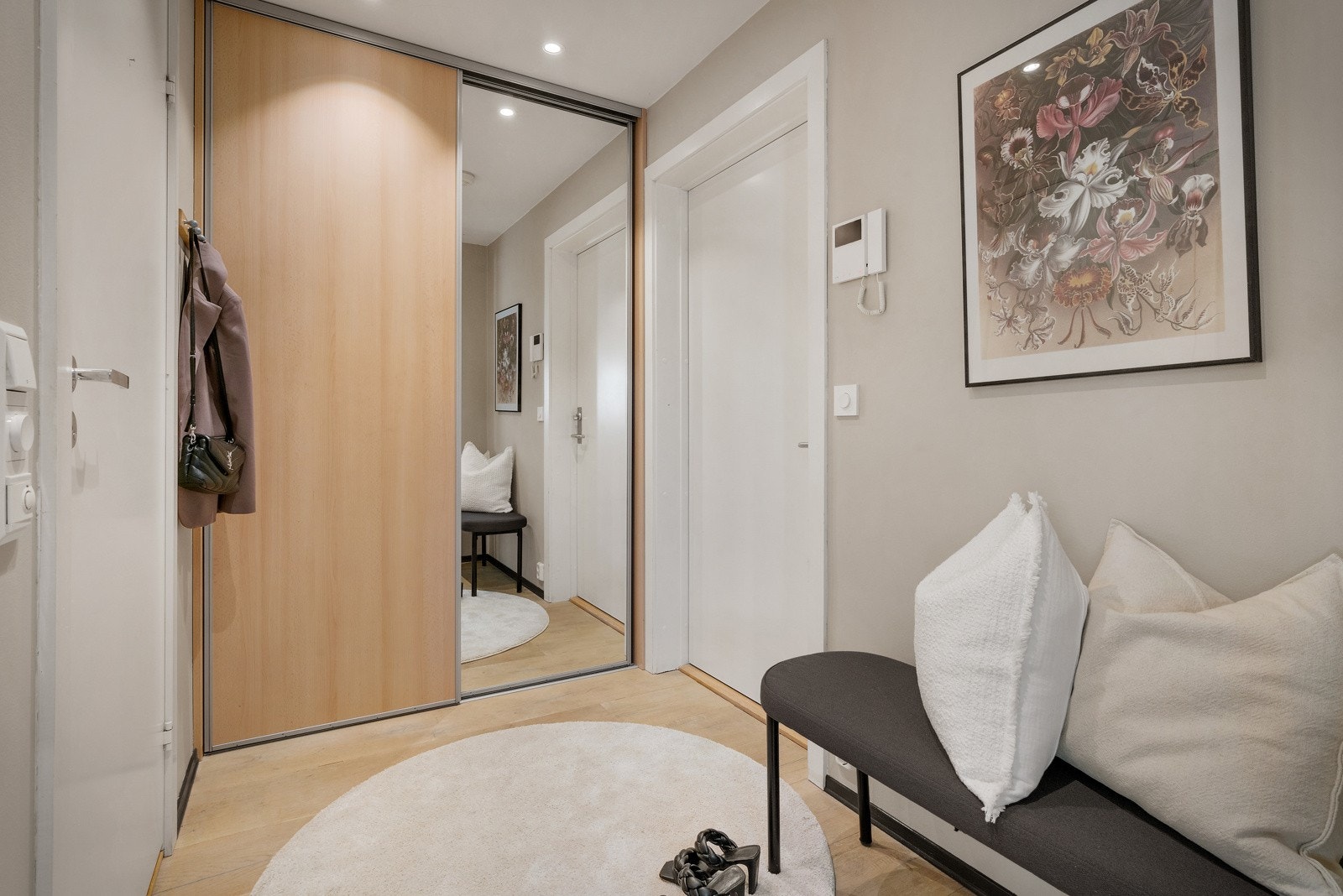 Entré med stor skyvedørsgarderobe - Her er det god plass til yttertøy og sko Galleribilde