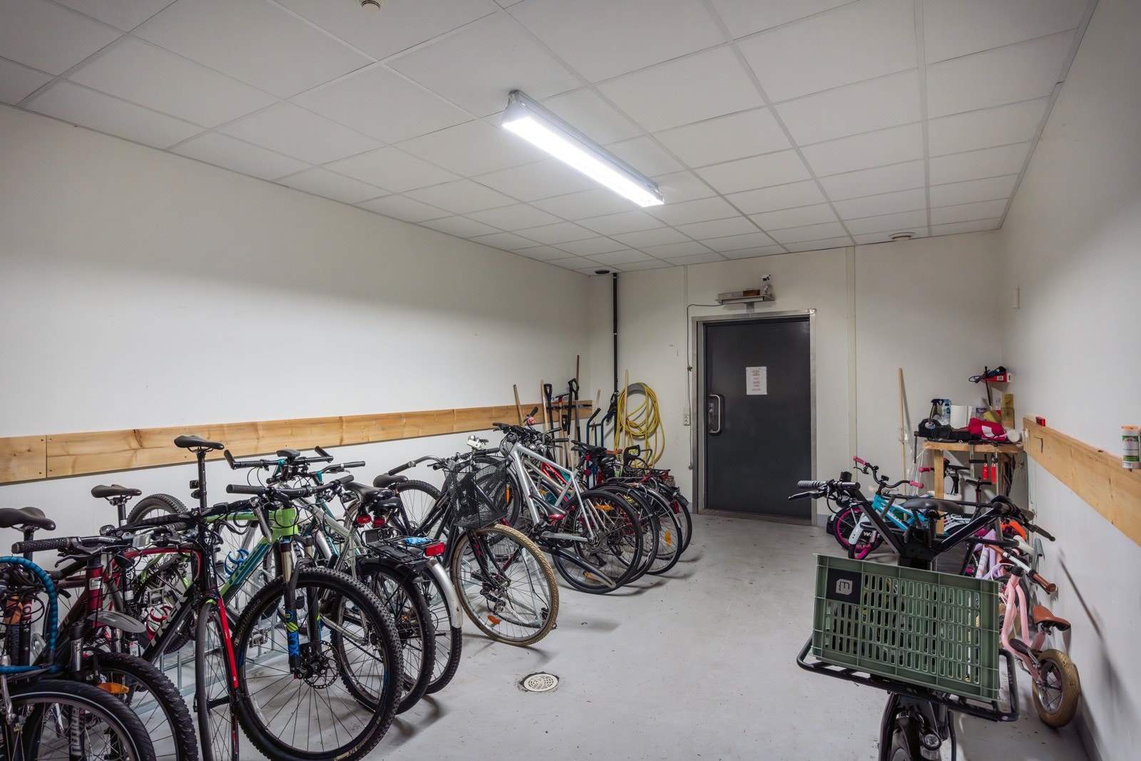 Sameiet har felles sykkelbod i førsteetasje - Her er det også felles høytrykkspyler som kan benyttes om du vil vaske bilen Galleribilde