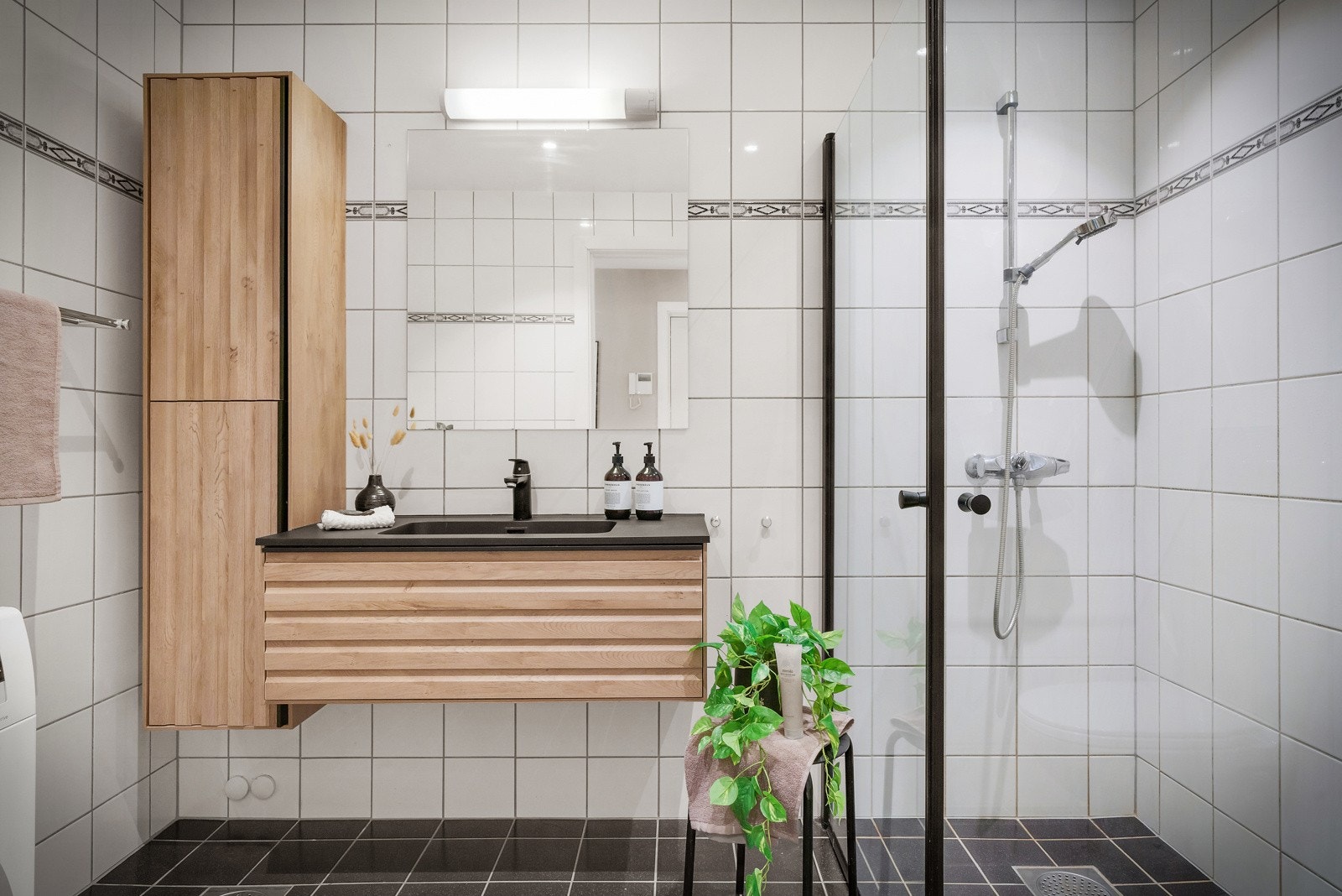 Pent, moderne og tidløst bad med alt du trenger Galleribilde