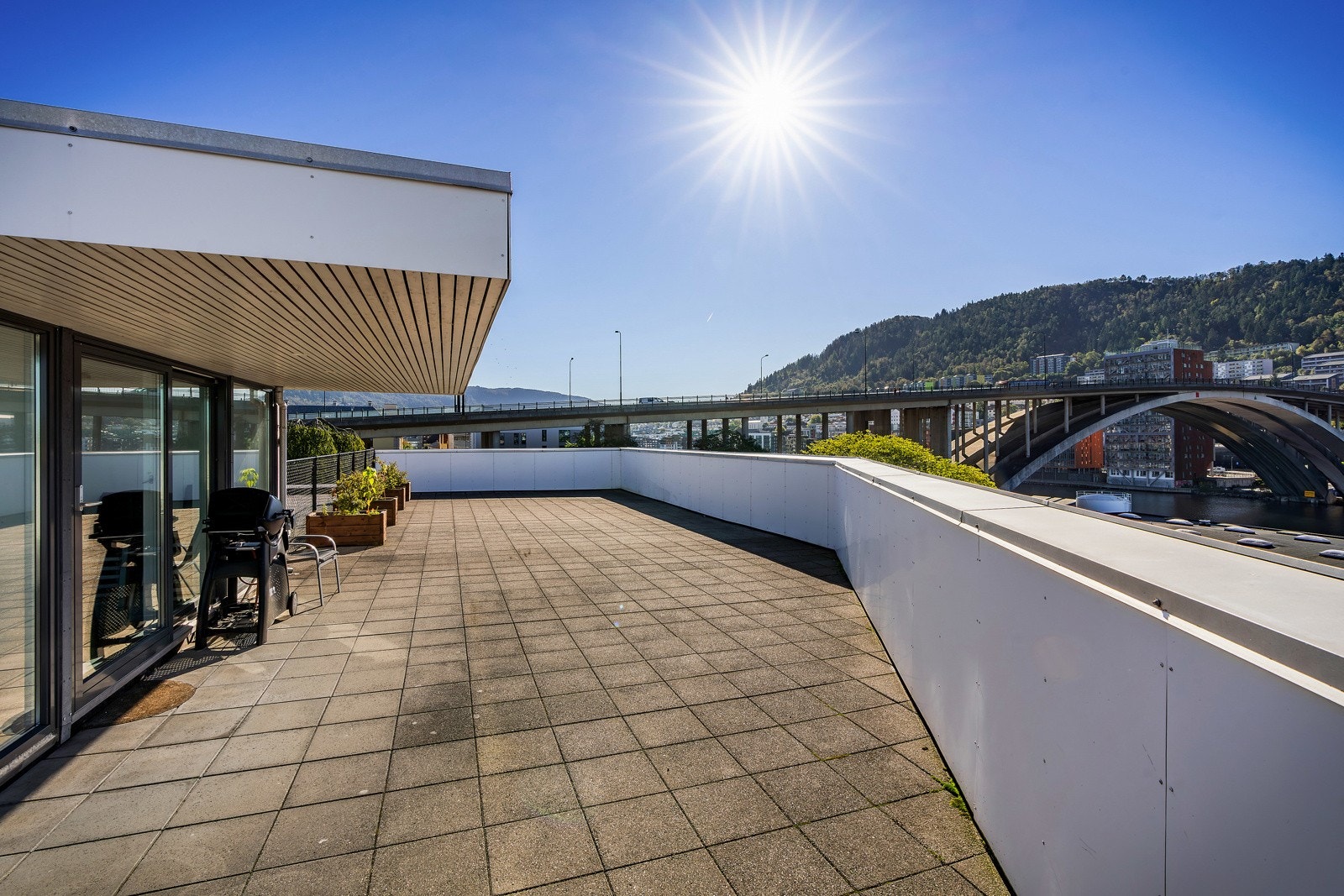 Sameiet har enorm felles takterrasse med sol fra morgen til kveld Galleribilde